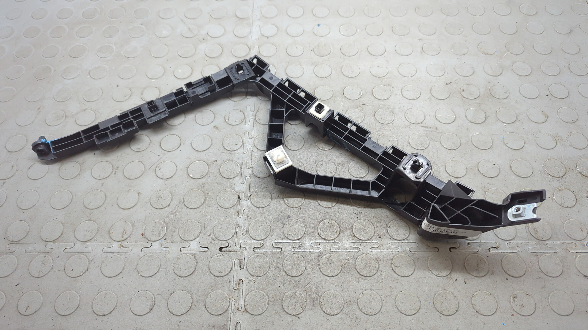 Кронштейн заднего бампера правый