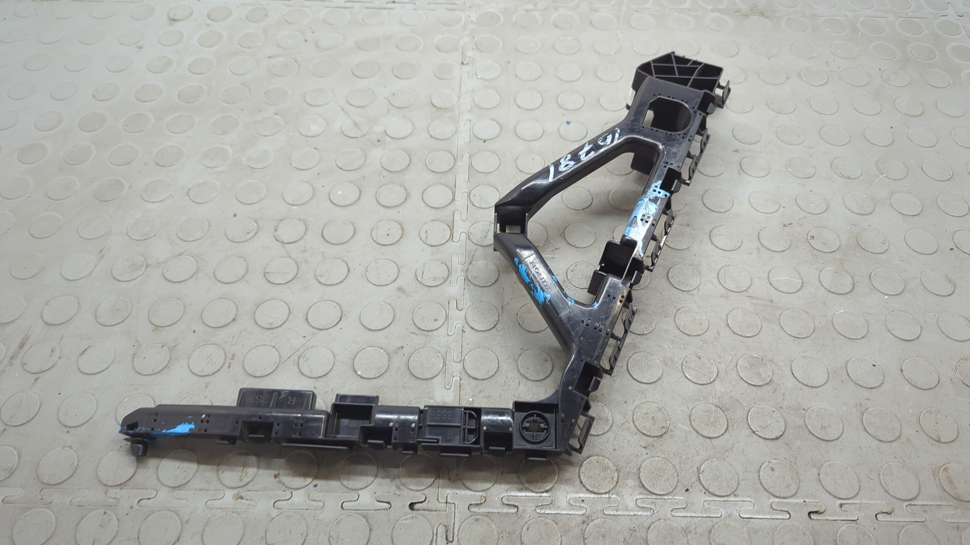 Кронштейн заднего бампера правый