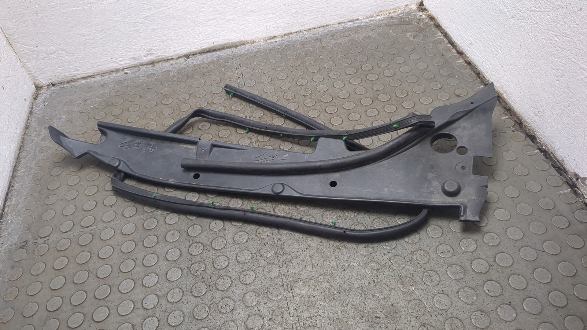 Решетка стеклоочистителей (Жабо)