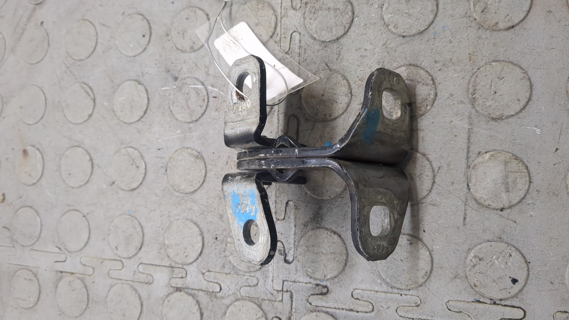 Петля двери