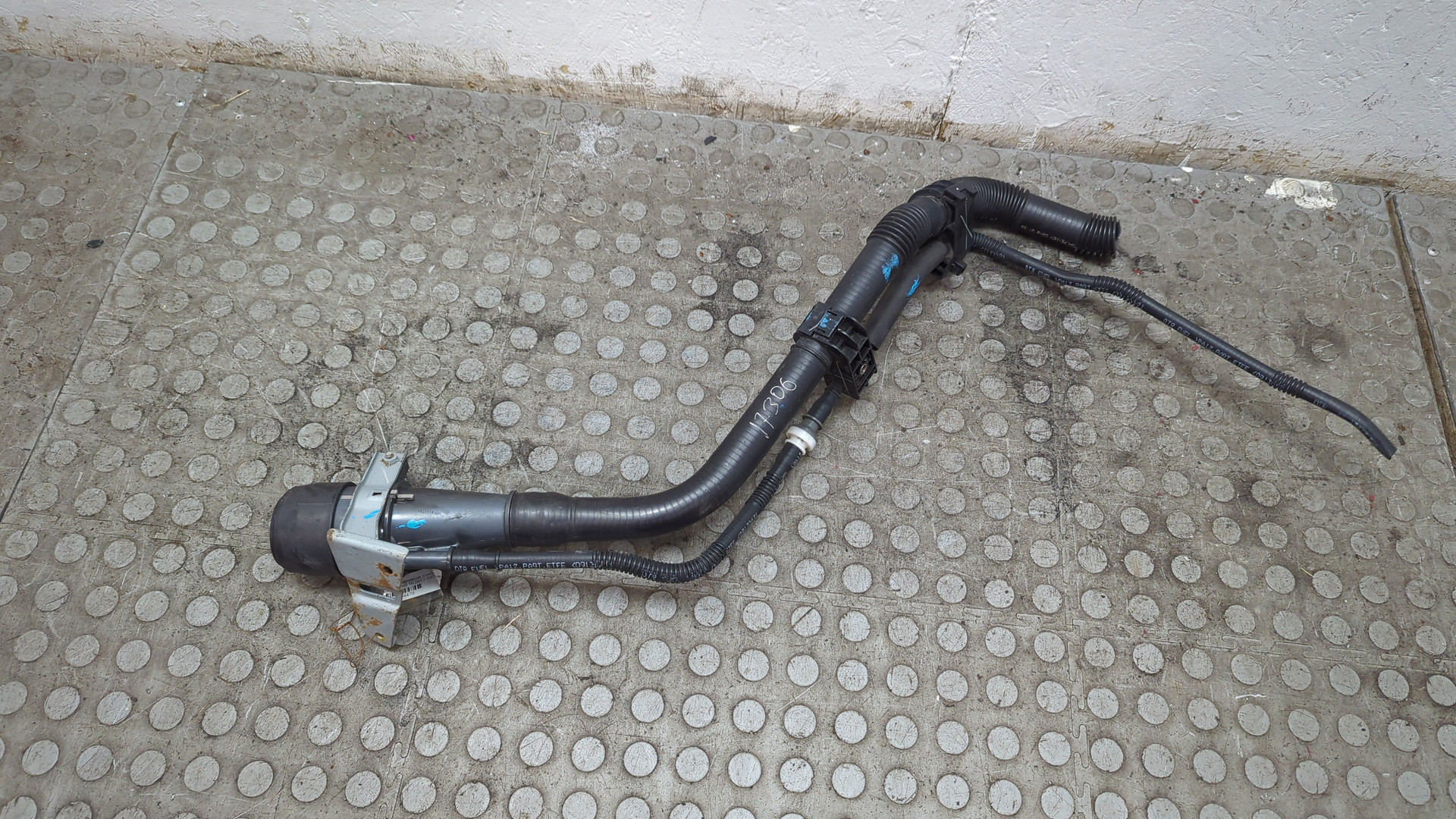 Горловина топливного бака