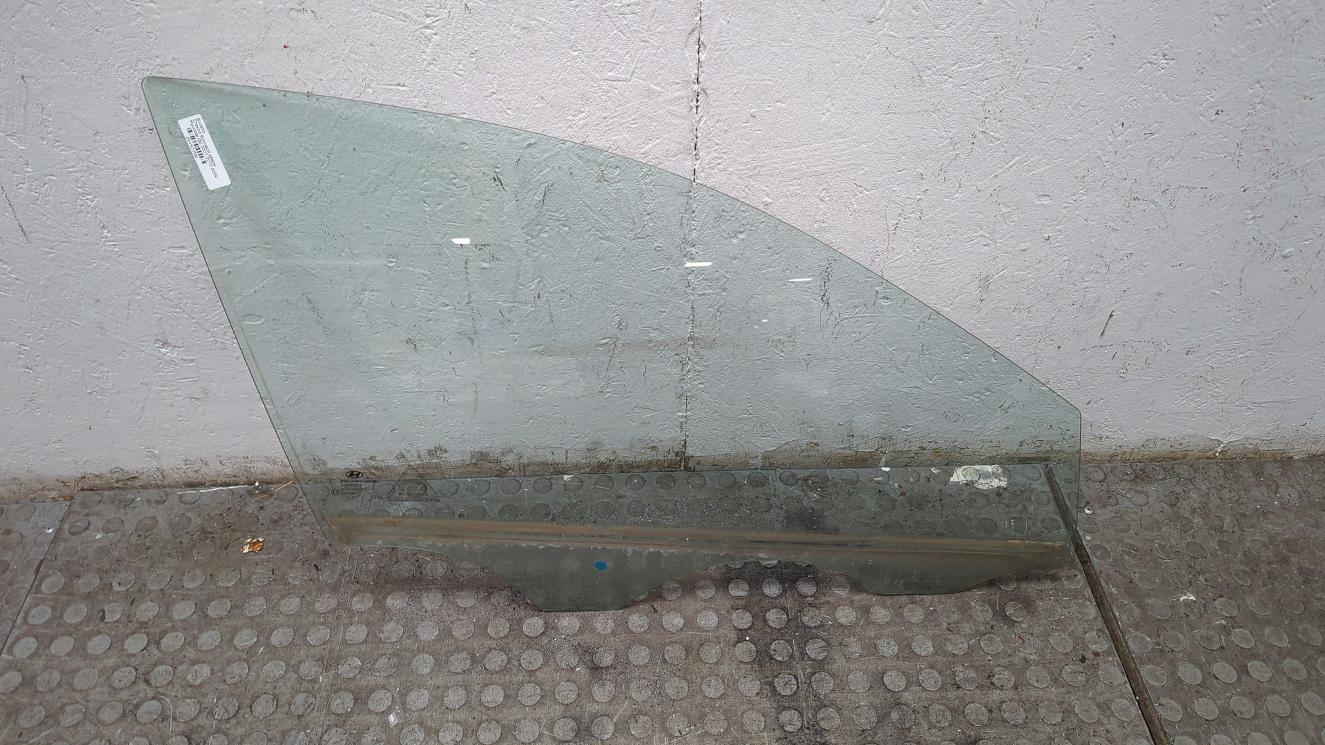 Стекло двери передней правой