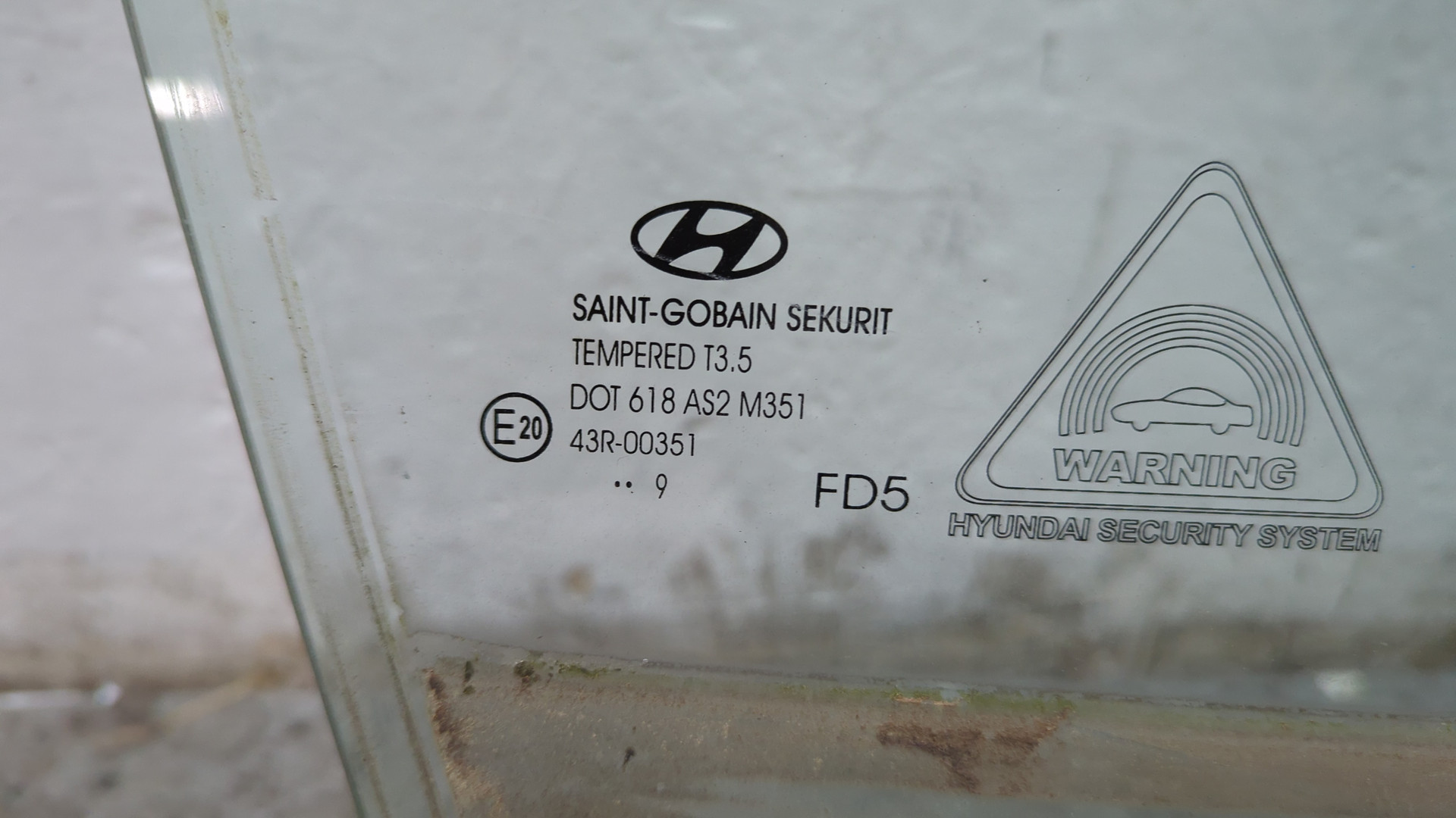 Стекло двери передней правой