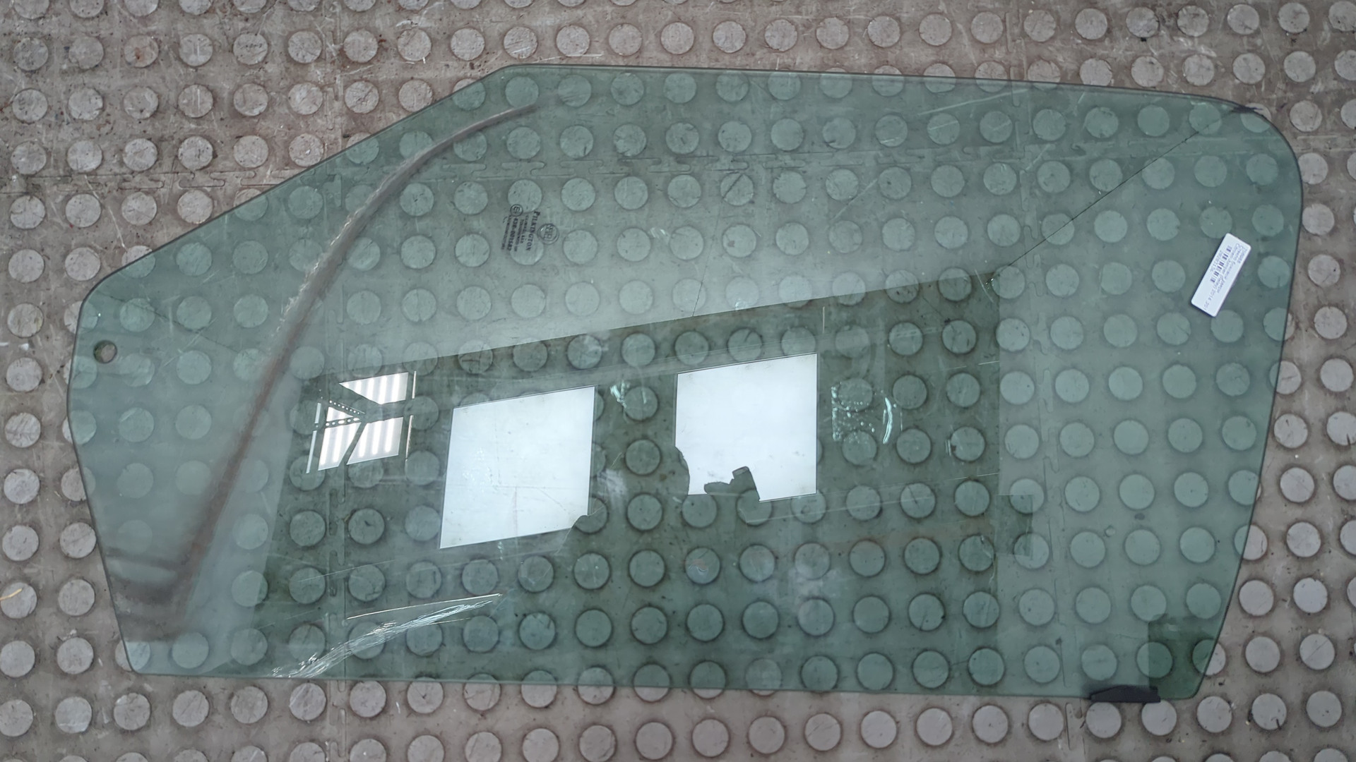 Стекло двери передней правой