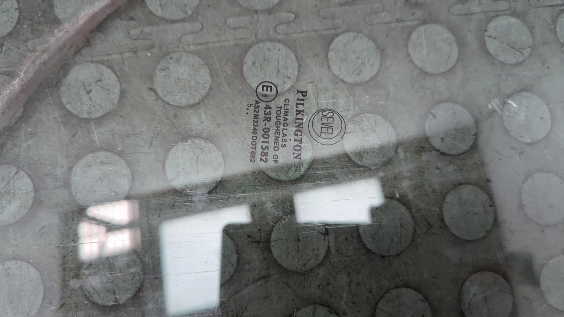 Стекло двери передней правой