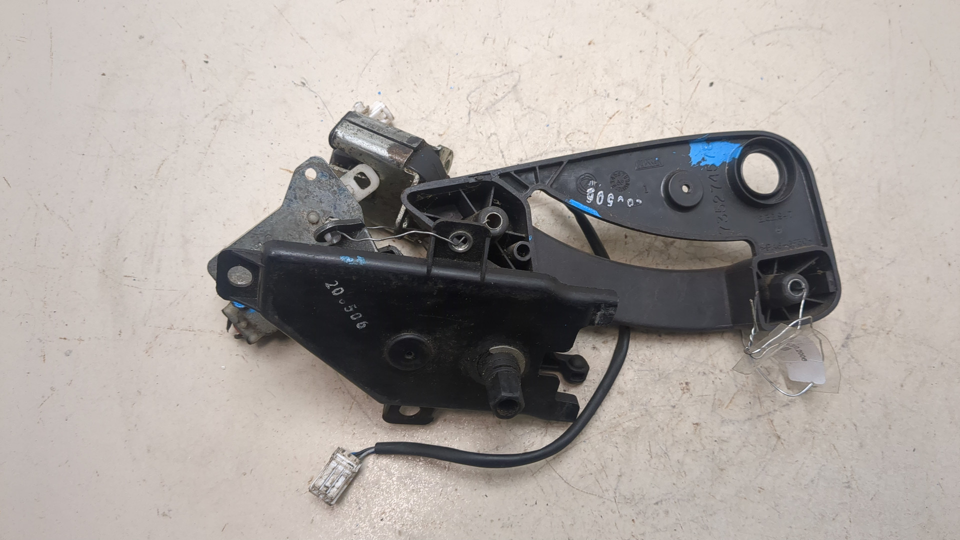 Замок двери задней левой