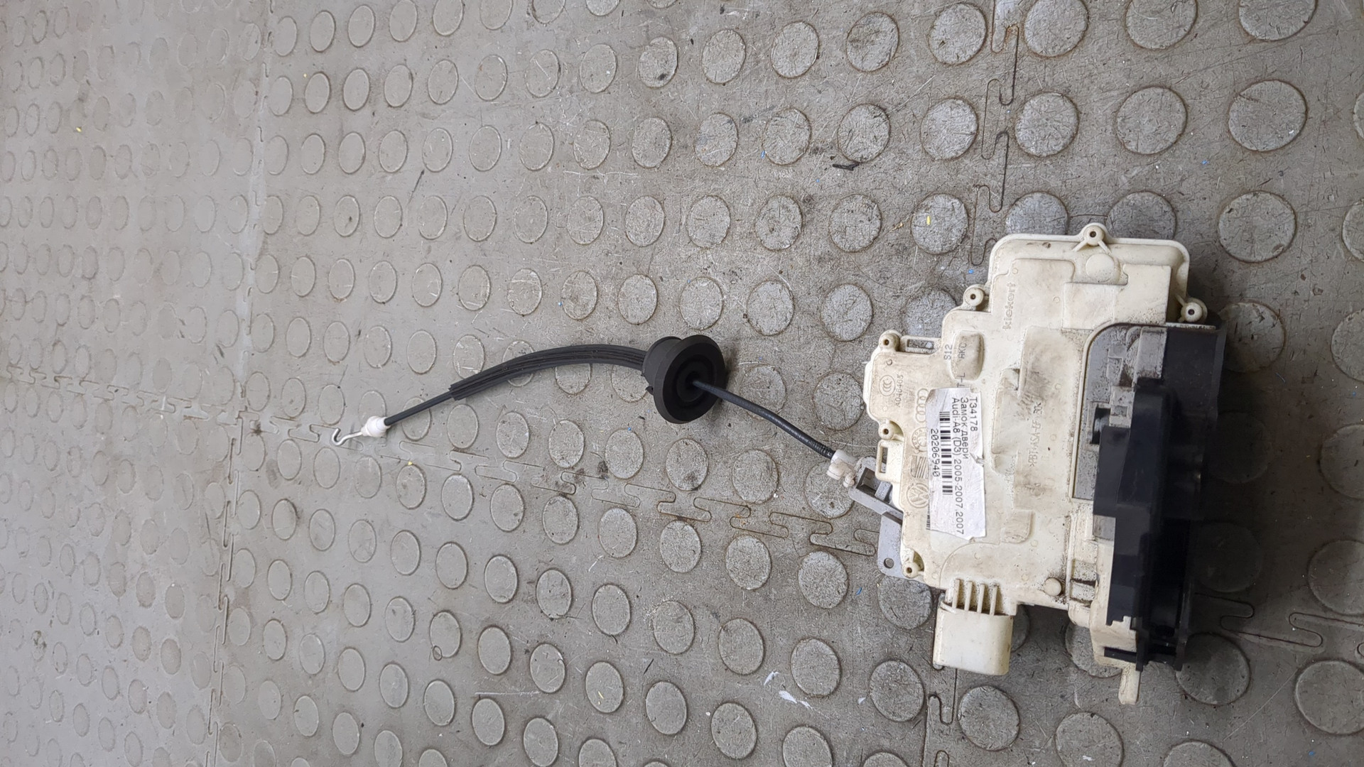 Замок двери передней левой