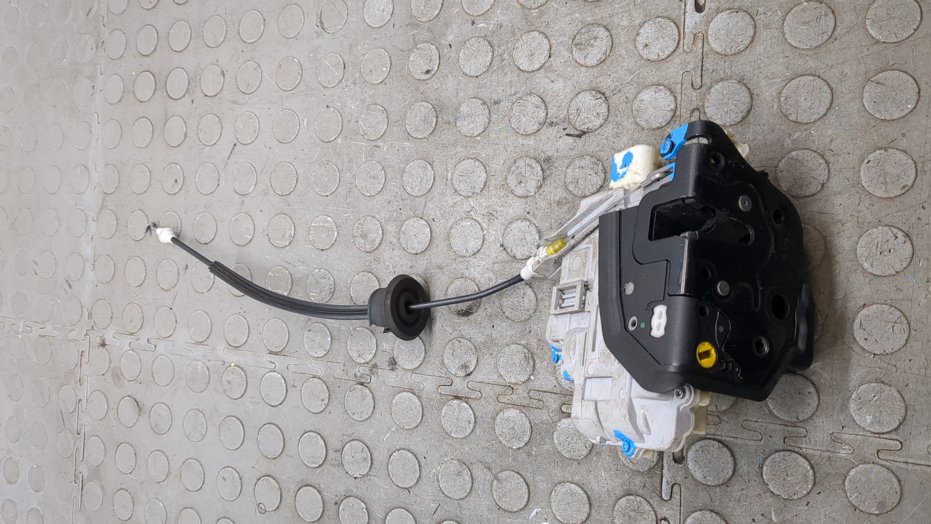 Замок двери передней левой