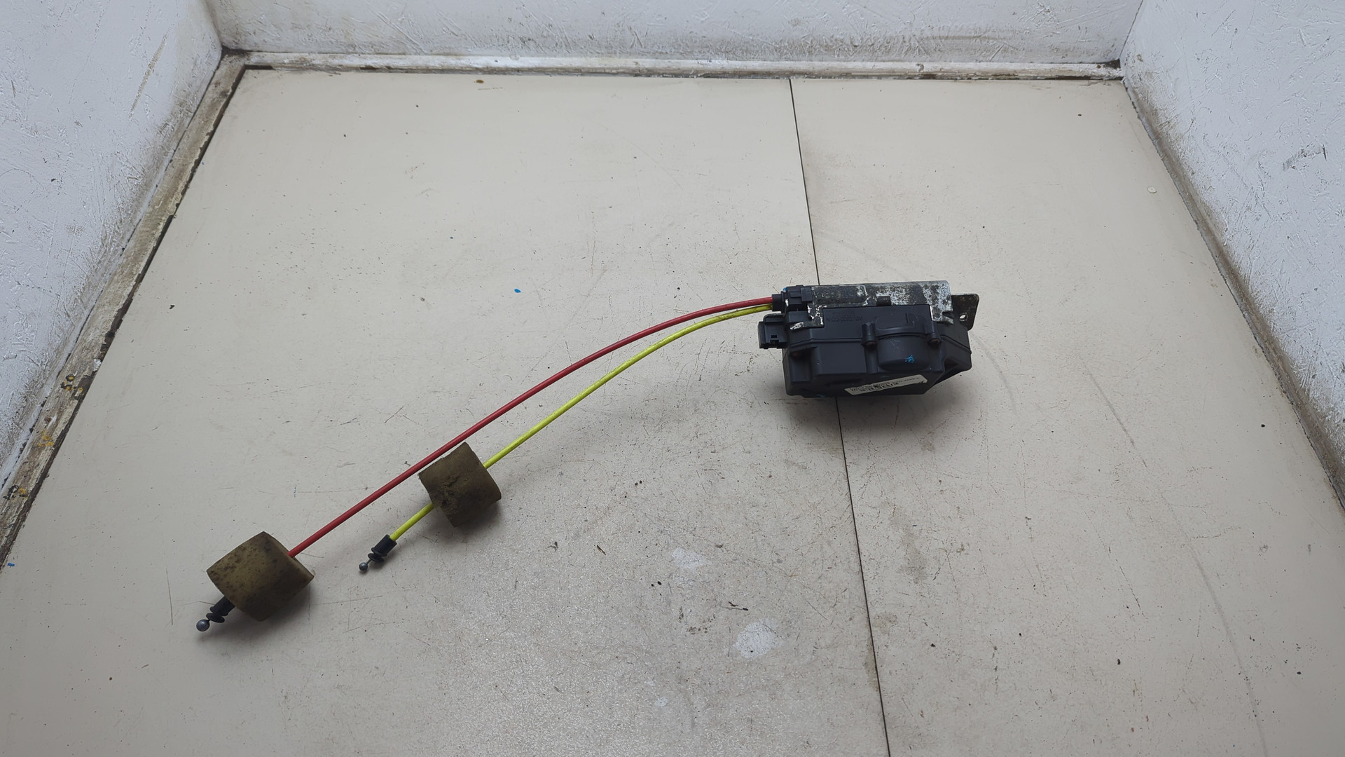 Замок багажника