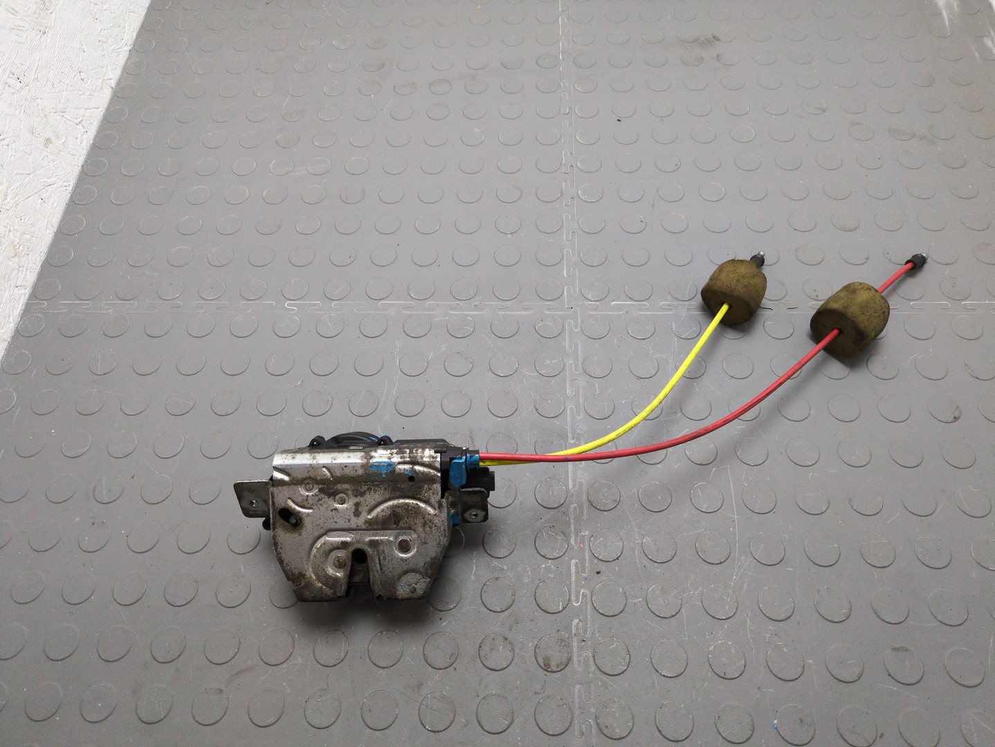 Замок багажника