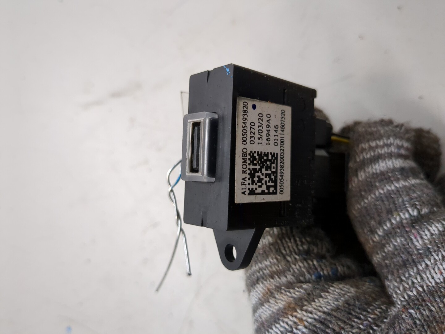 Гнездо AUX / USB IN