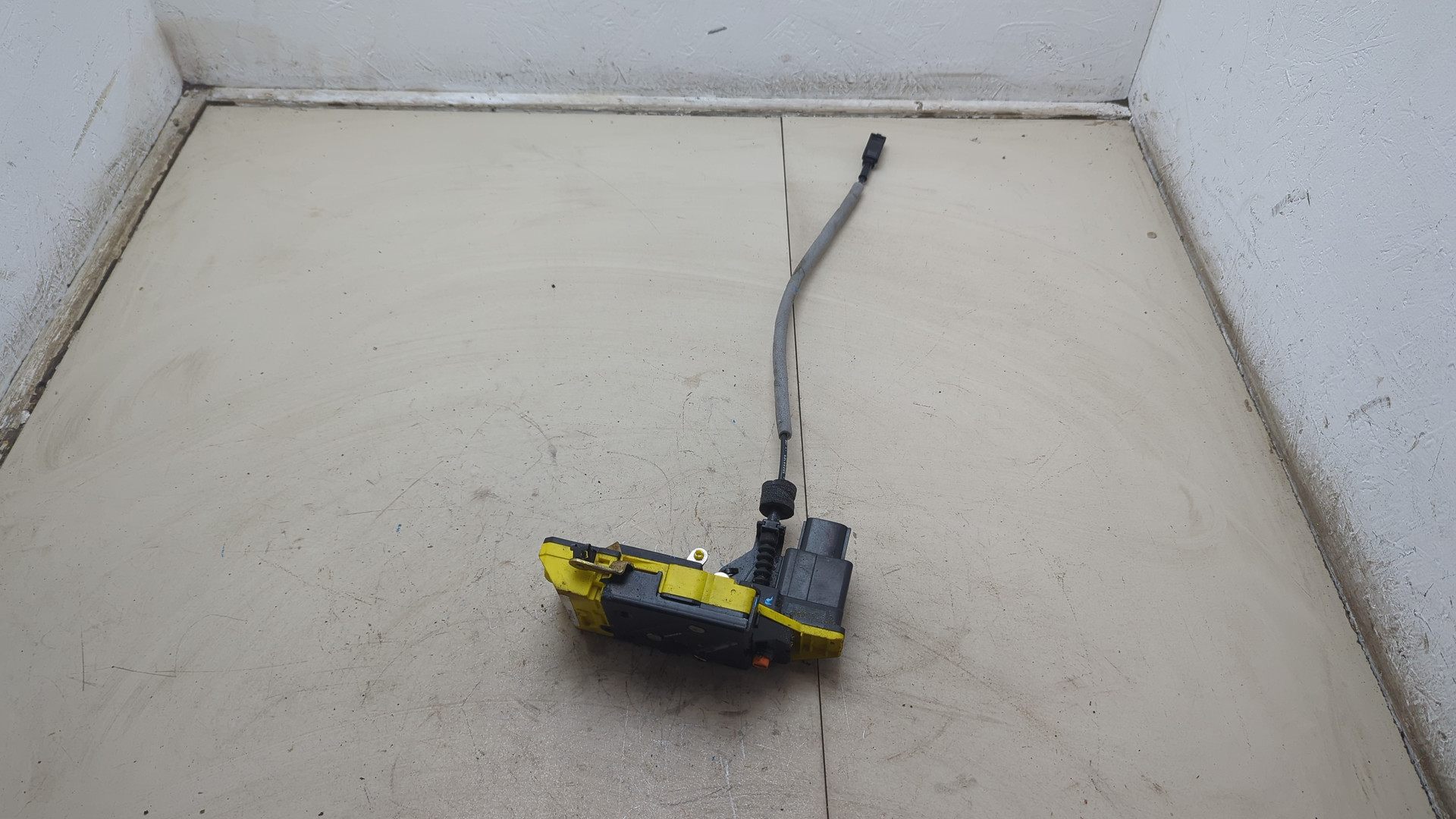 Замок двери задней правой