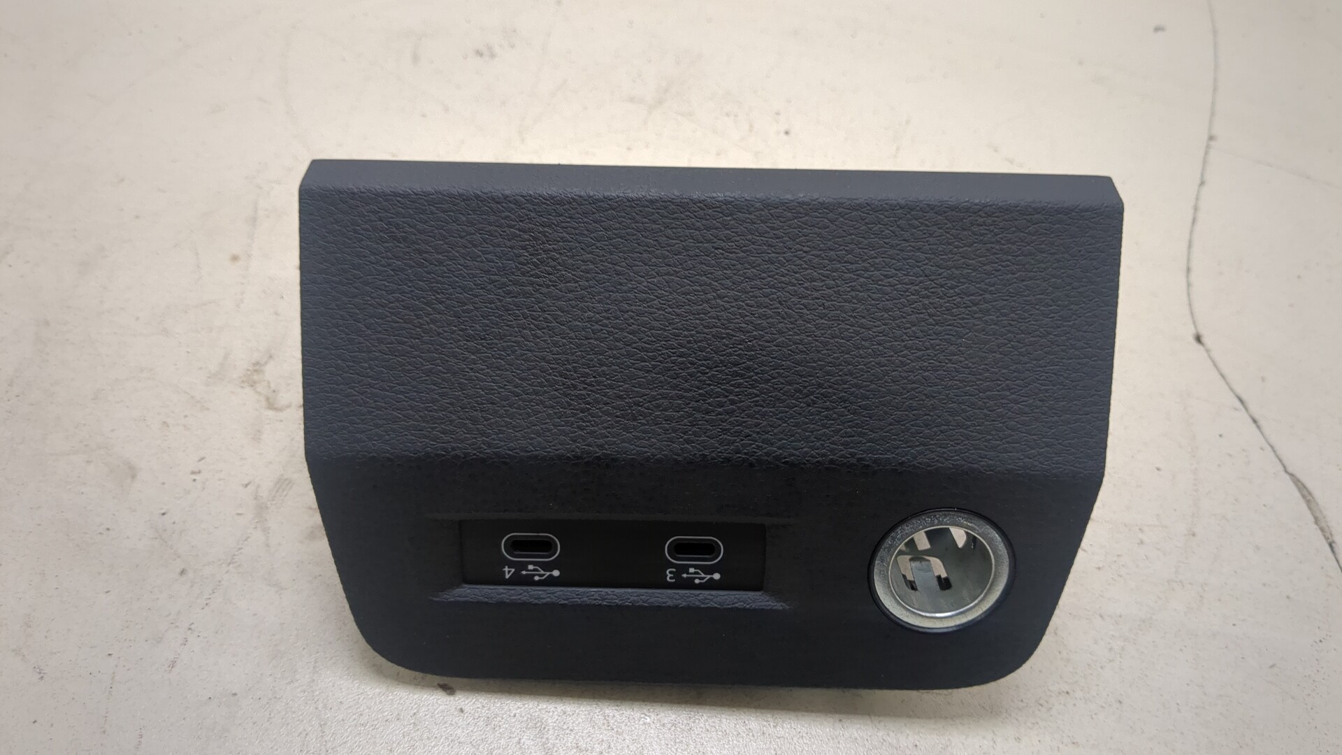 Гнездо AUX / USB IN