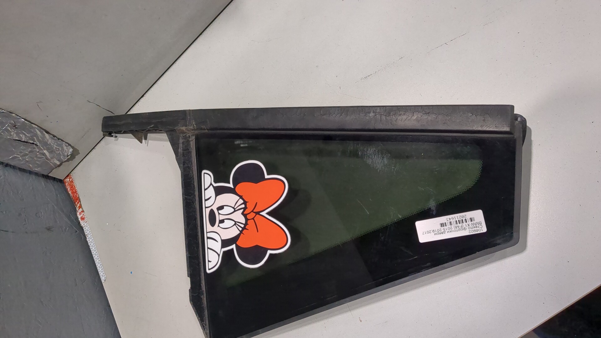 Стекло двери задней левой (форточка)