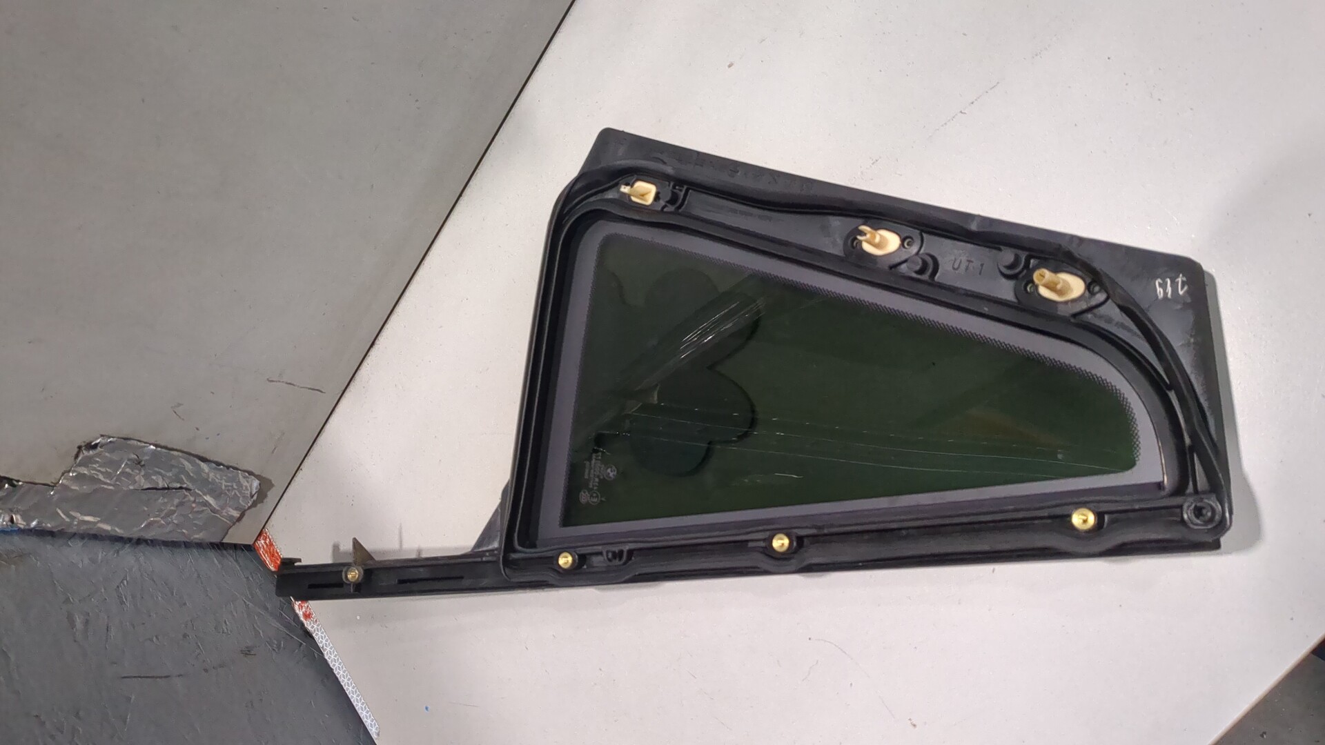 Стекло двери задней левой (форточка)