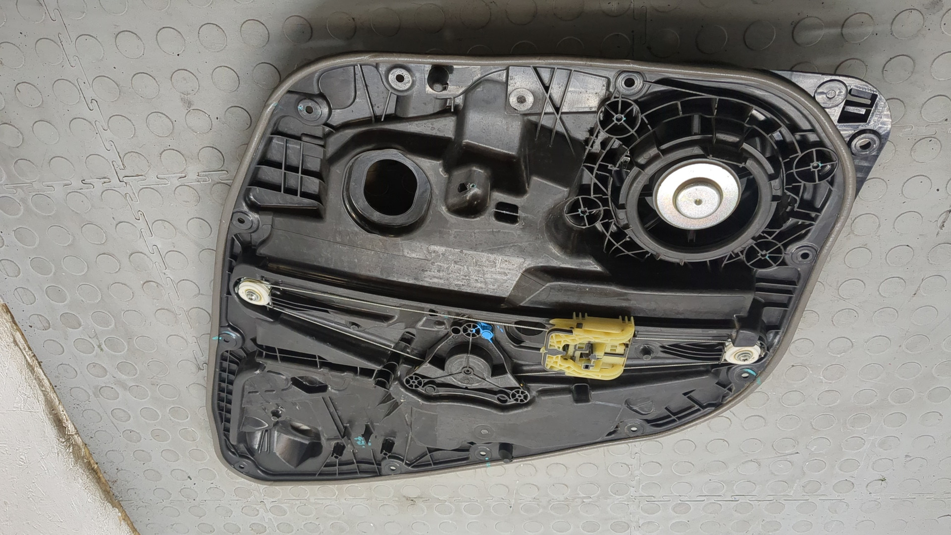 Стеклоподъемник электр. задний правый