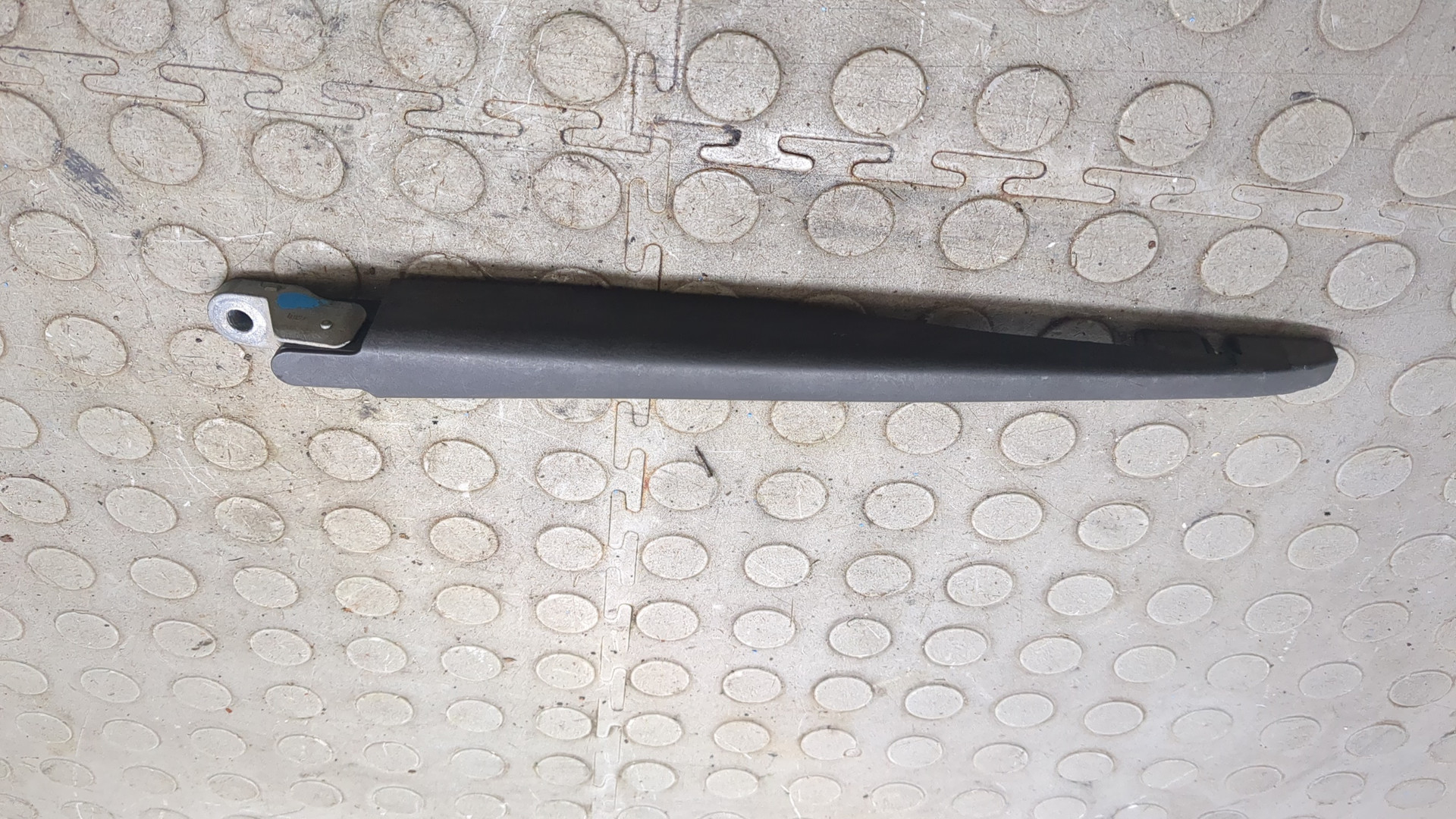 Поводок стеклоочистителя заднего