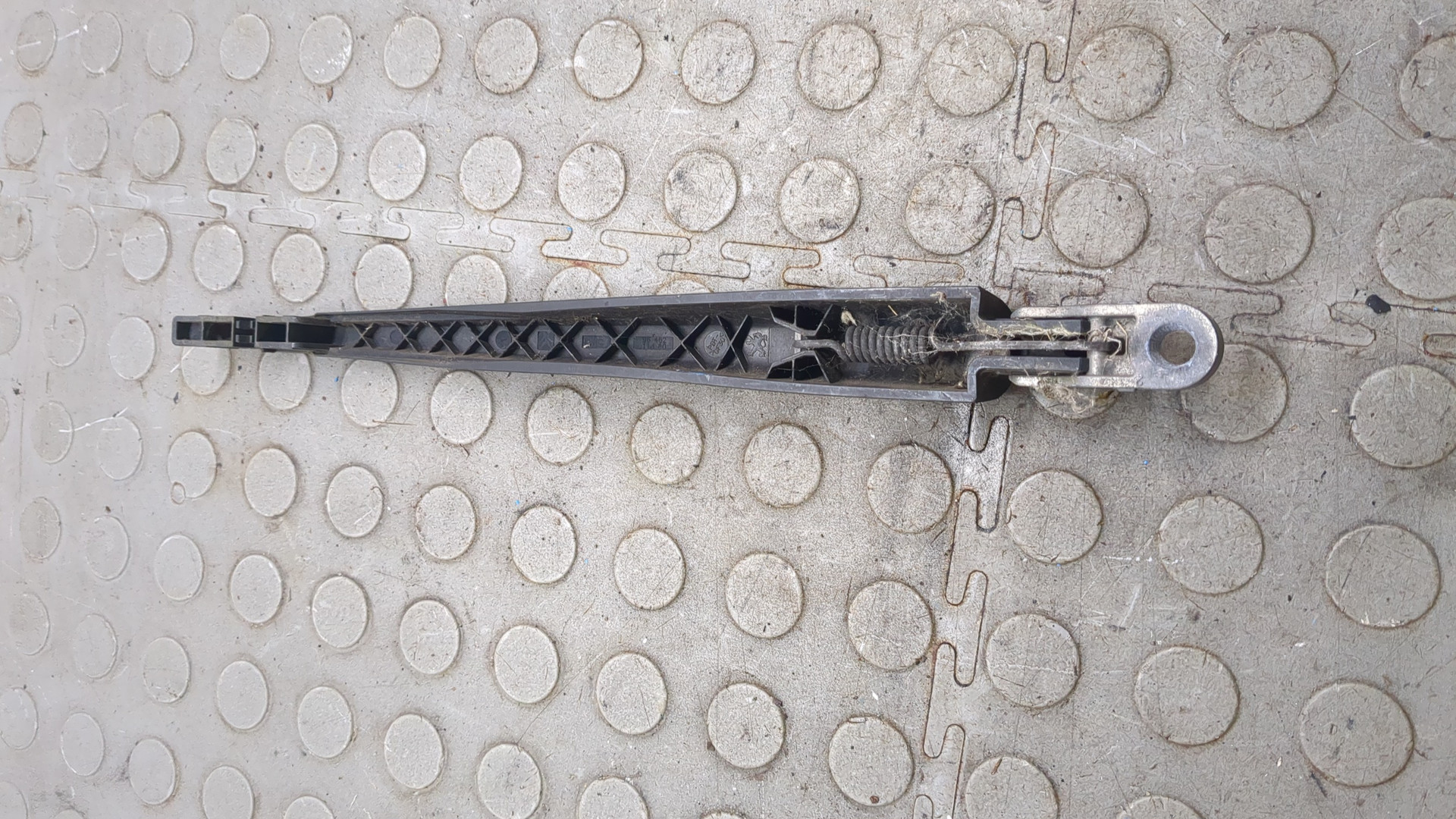 Поводок стеклоочистителя заднего