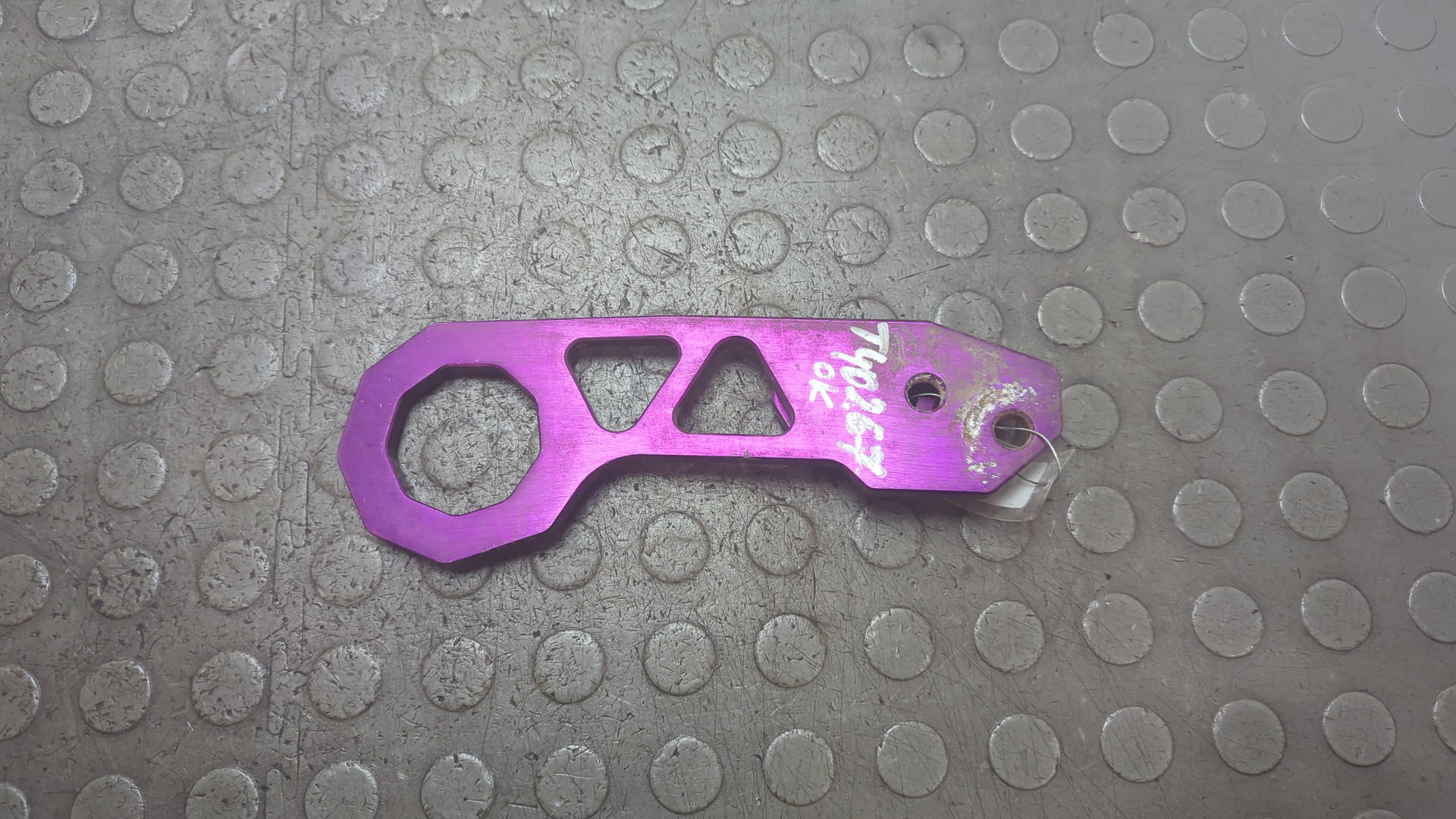 Крюк буксировочный