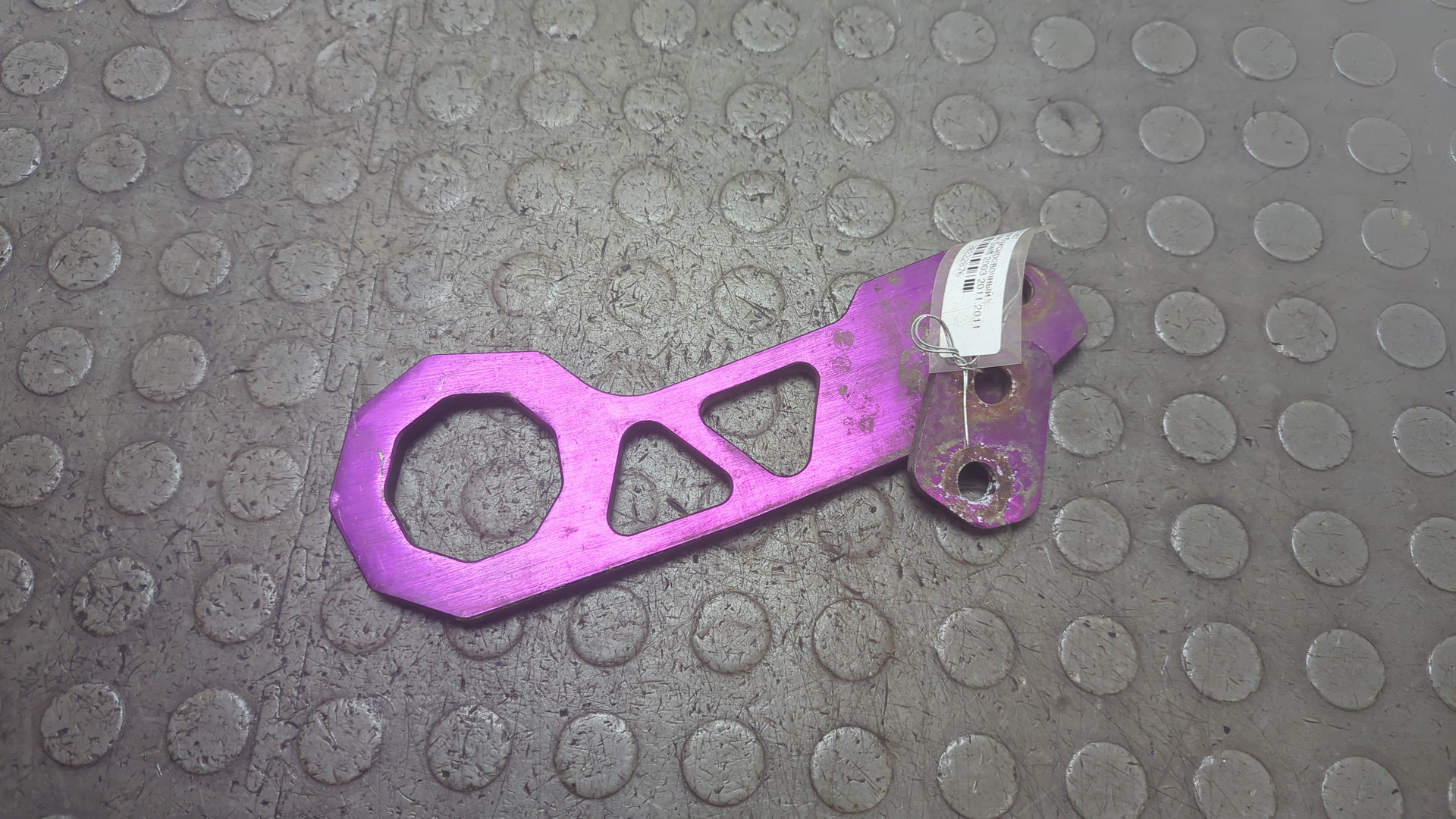 Крюк буксировочный