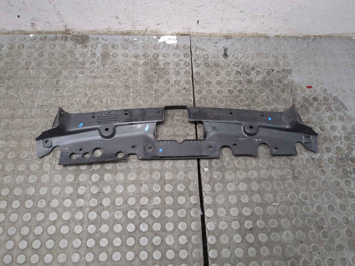 Кожух замка капота