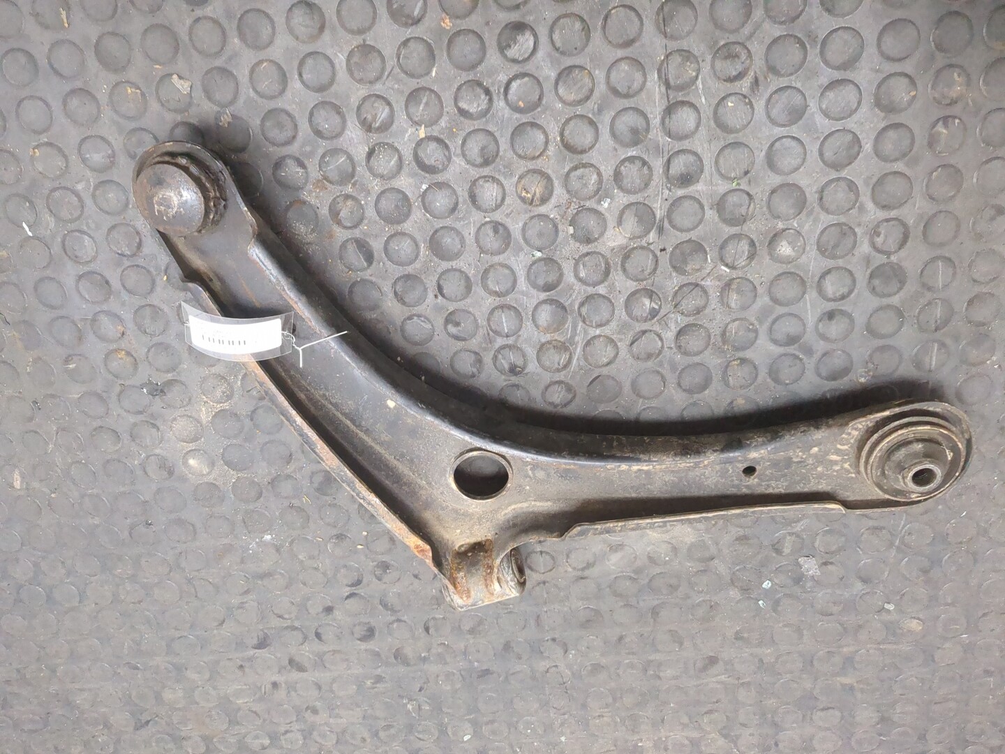 Рычаг передний левый