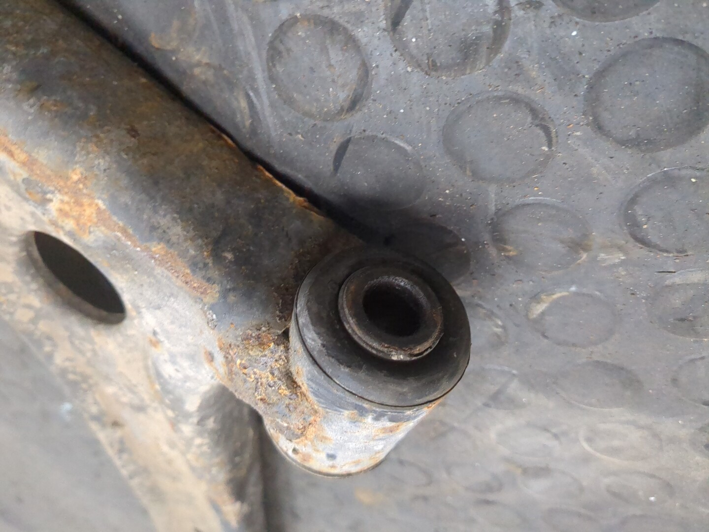 Рычаг передний левый