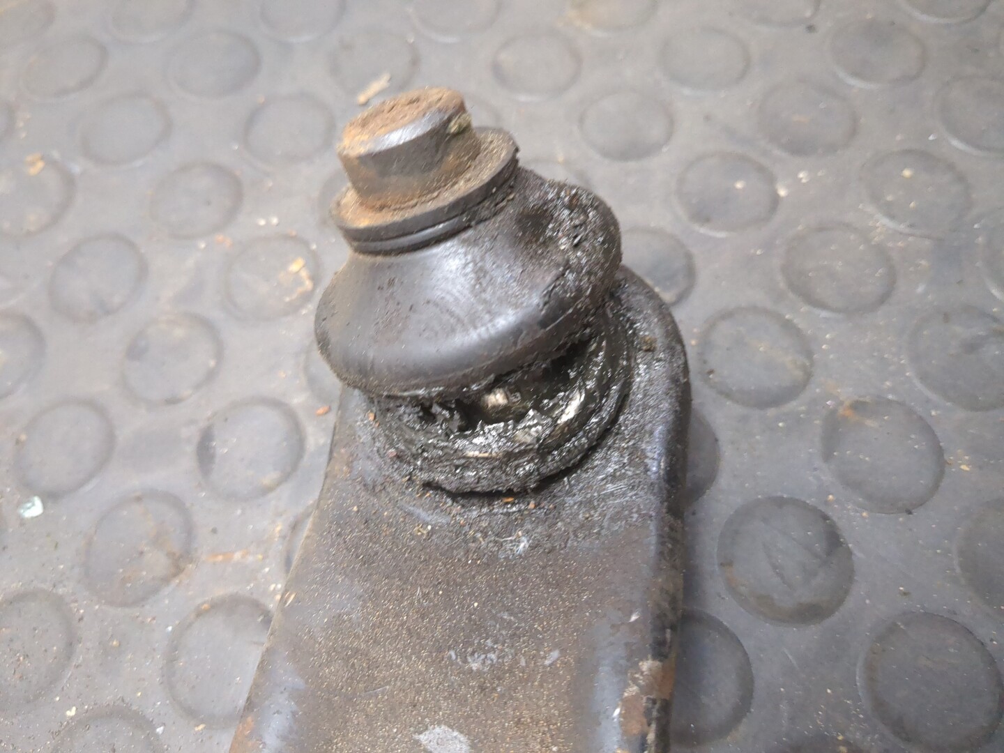 Рычаг передний левый