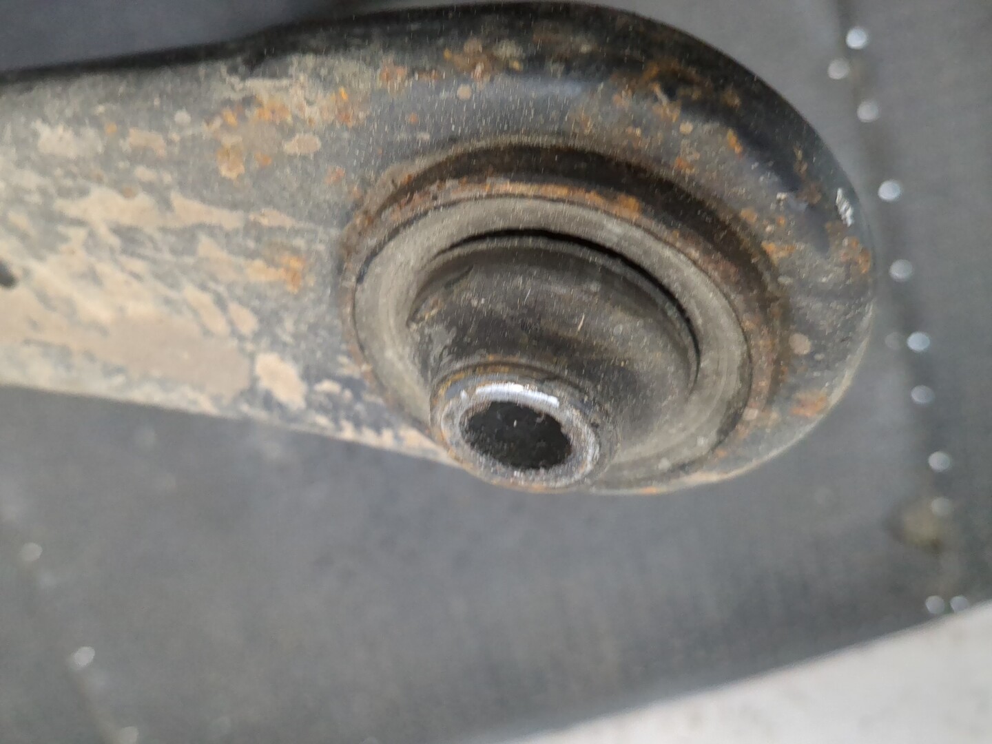 Рычаг передний левый