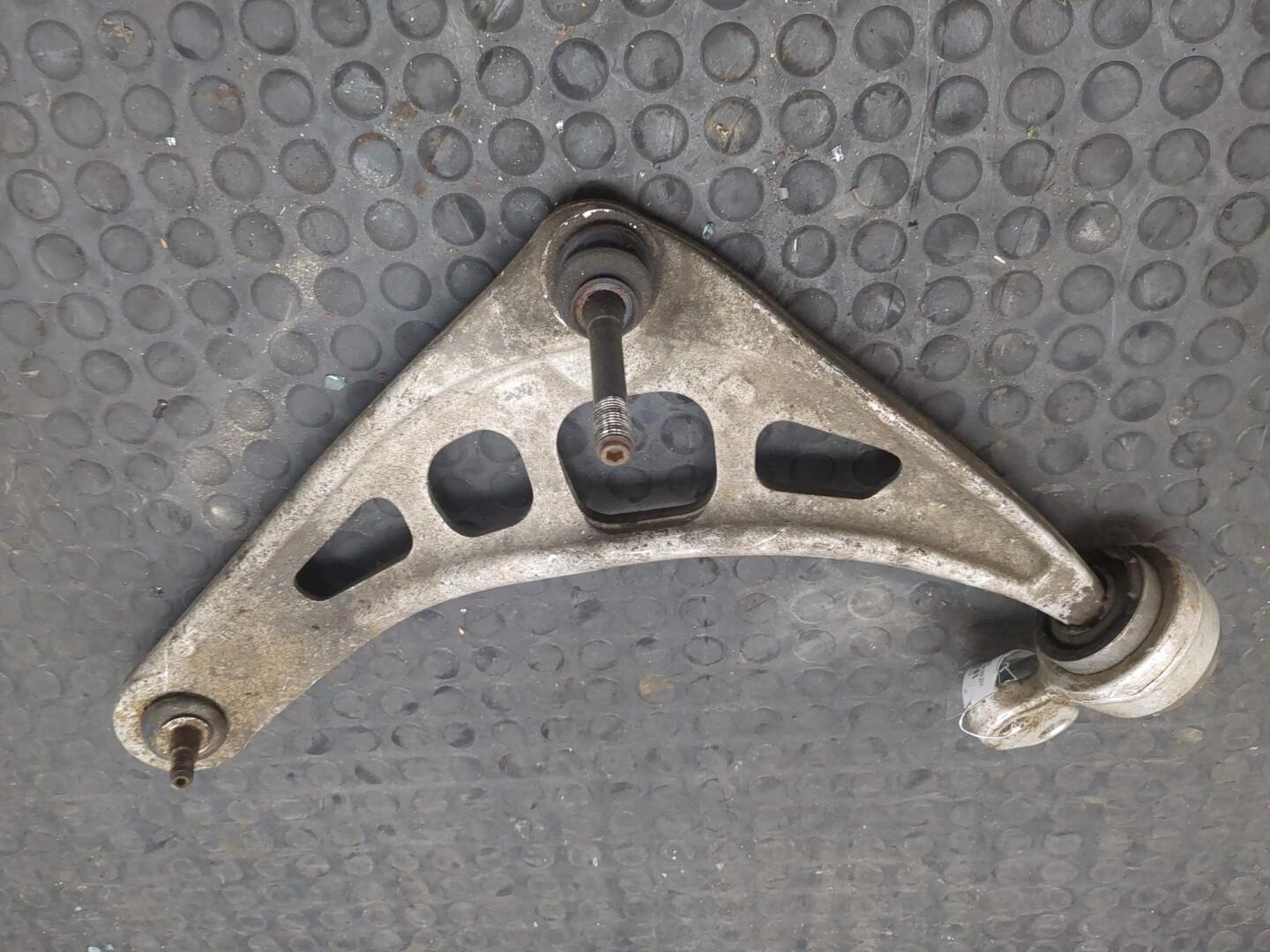 Рычаг передний левый