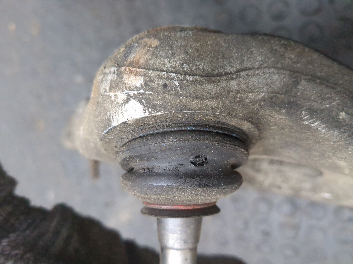 Рычаг передний левый