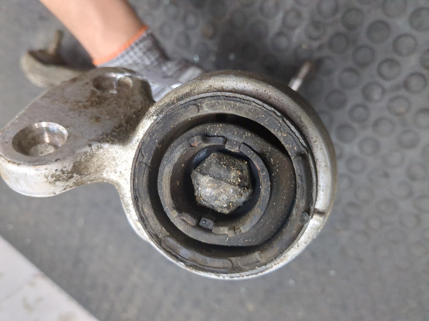 Рычаг передний левый