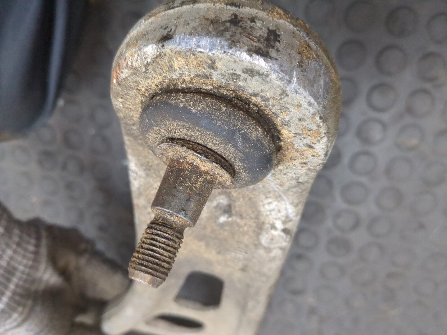 Рычаг передний левый