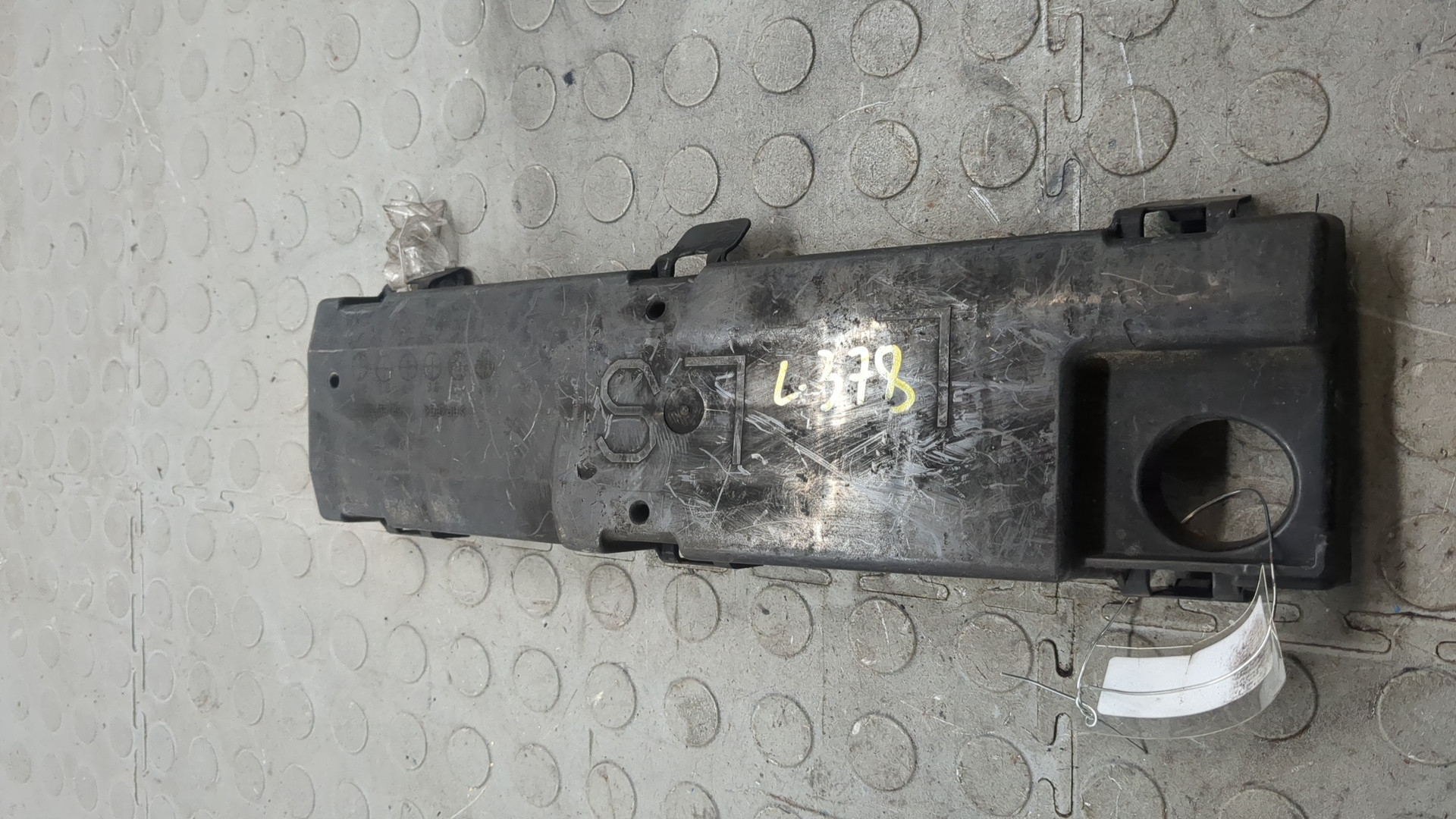 Кронштейн заднего бампера левый