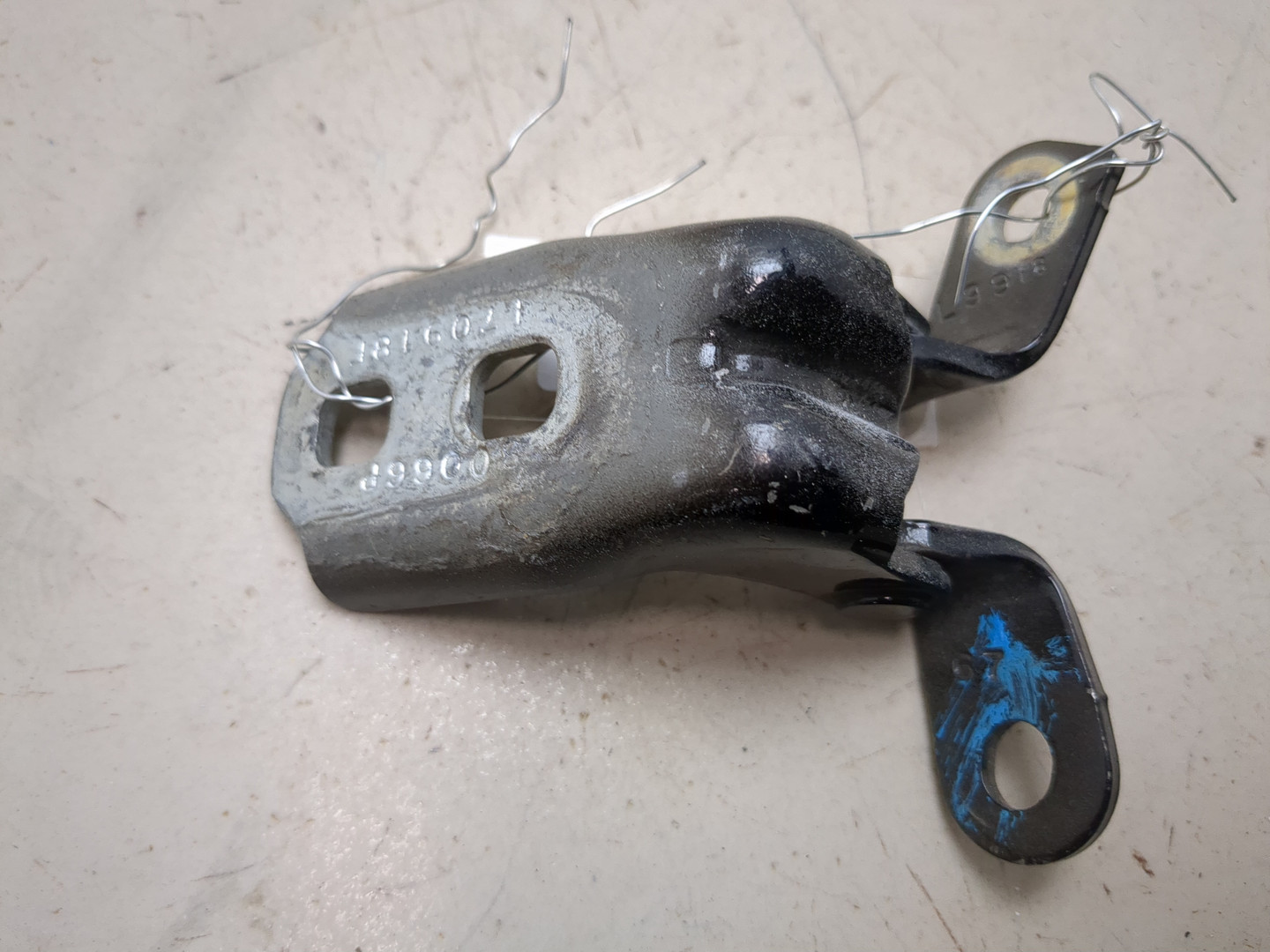 Петля двери