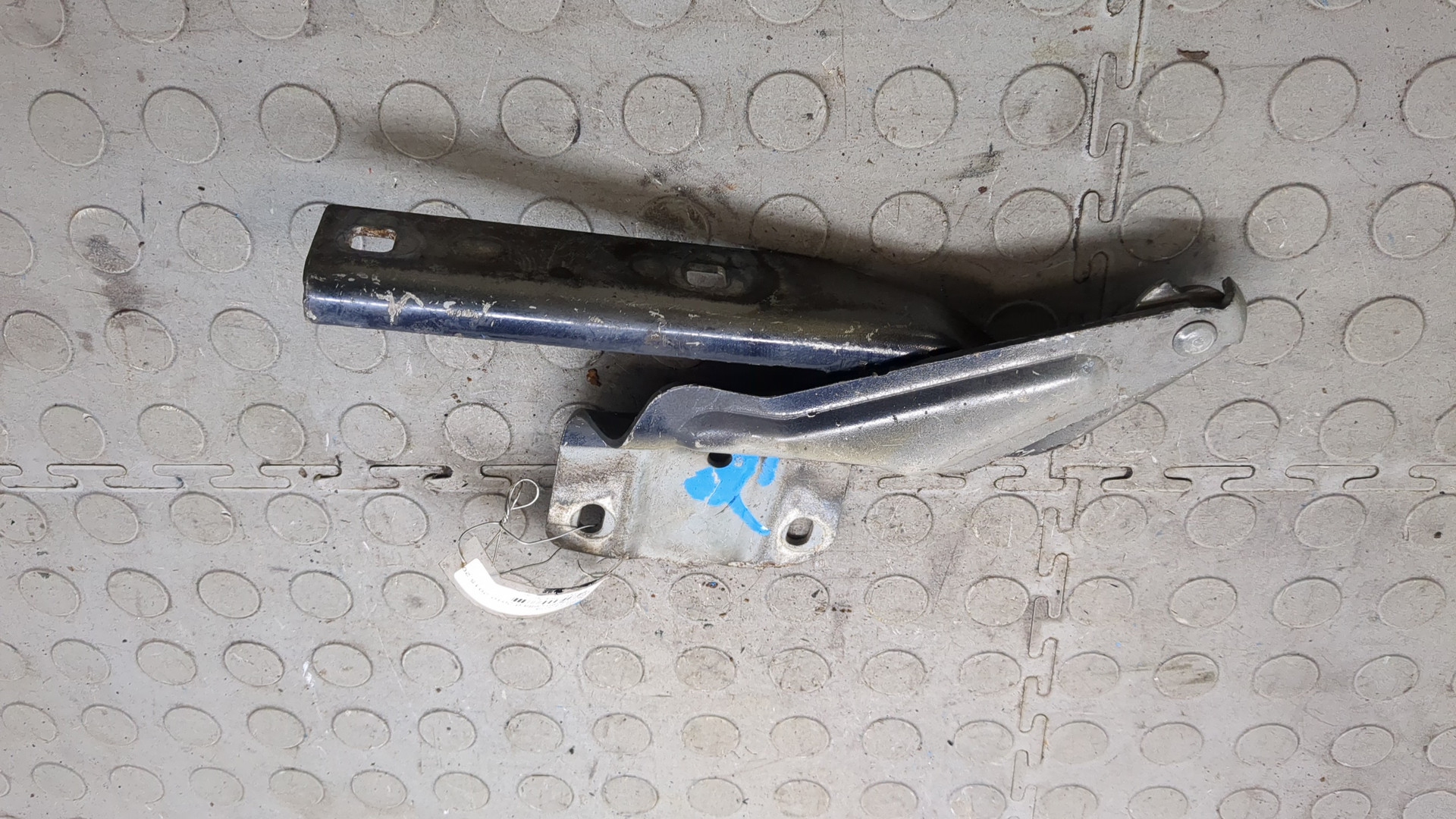 Петля капота левая