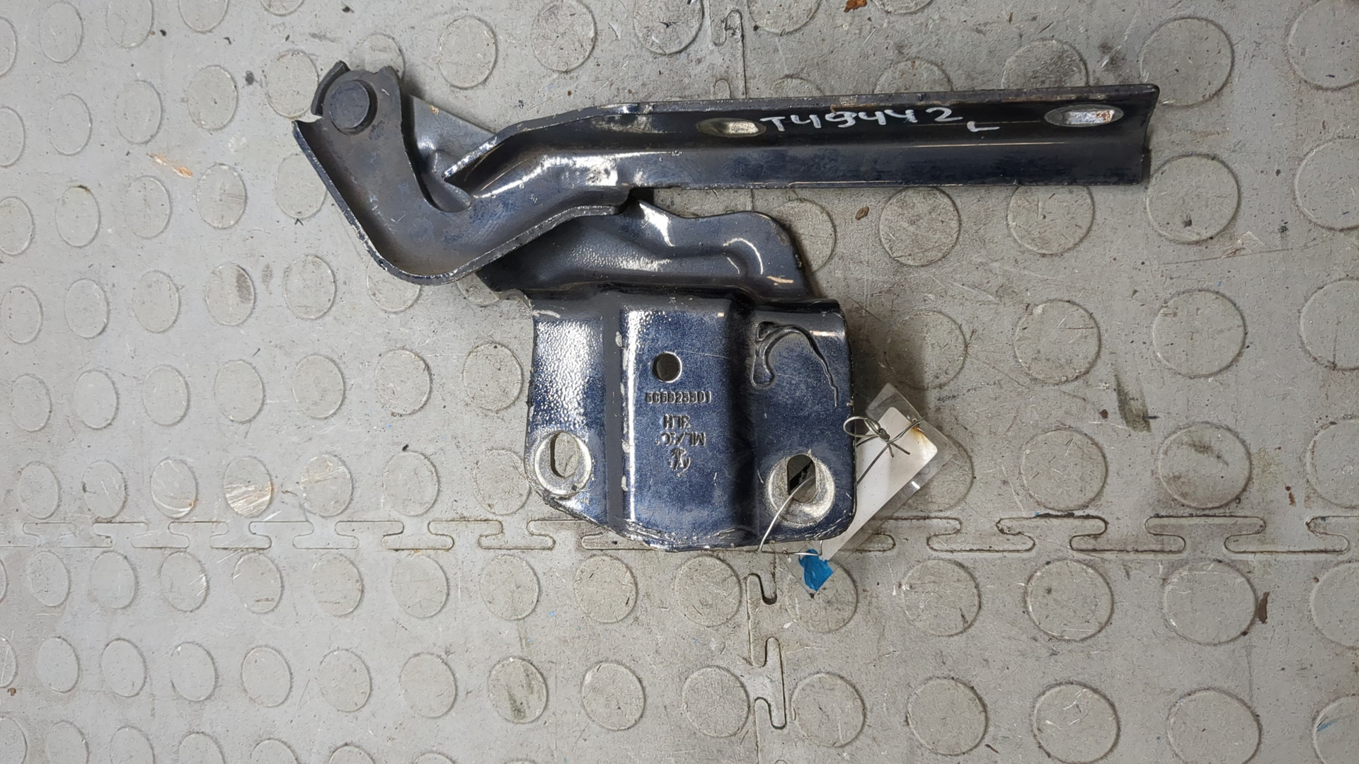 Петля капота левая