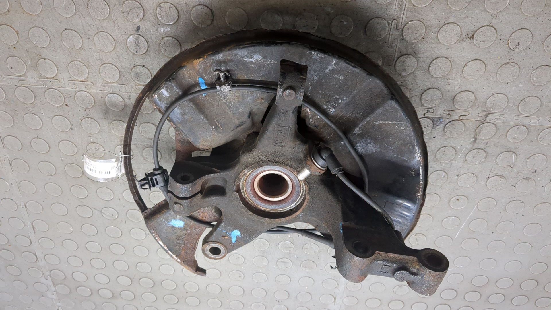 Кулак поворотный передний левый