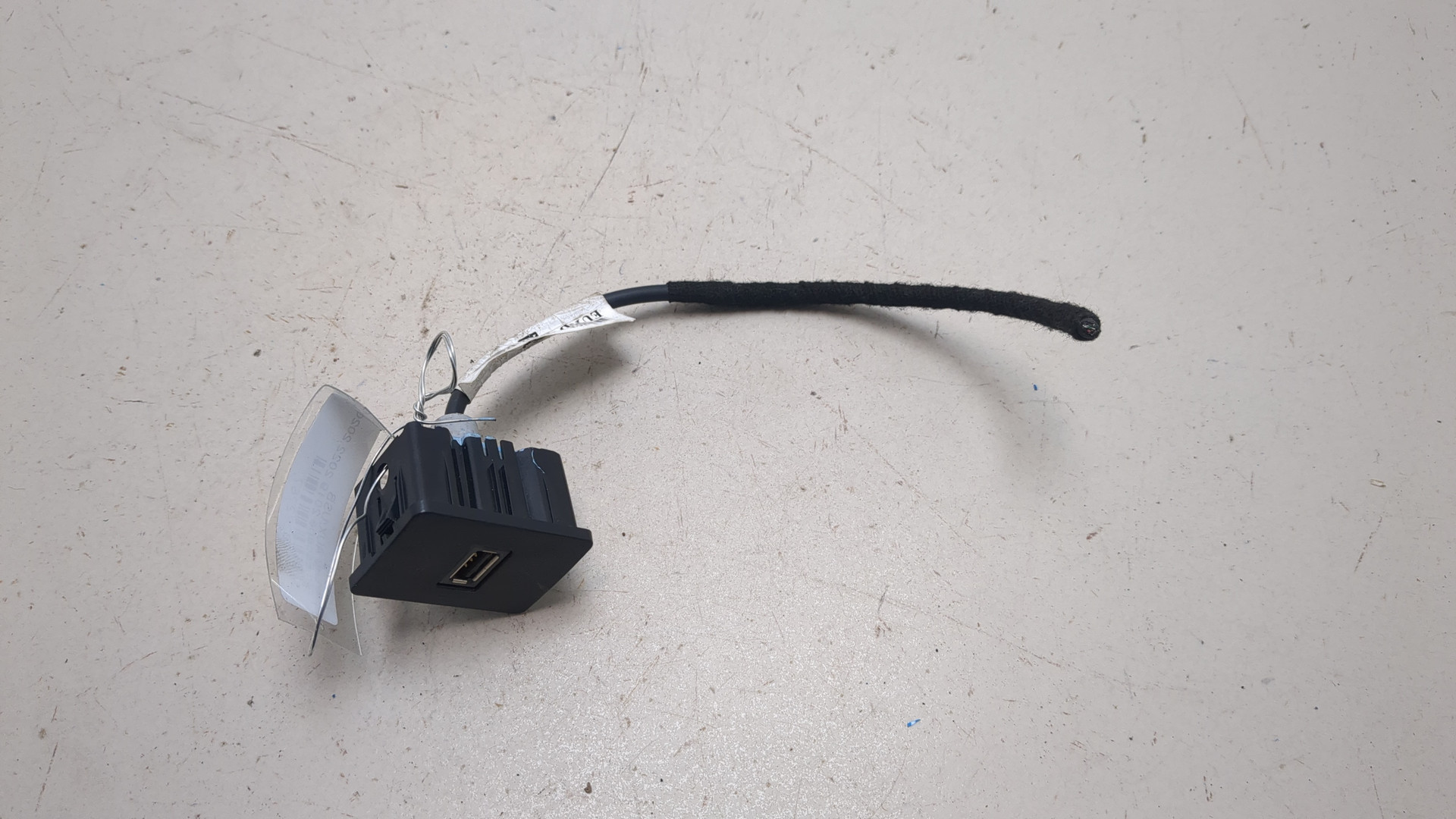 Гнездо AUX / USB IN