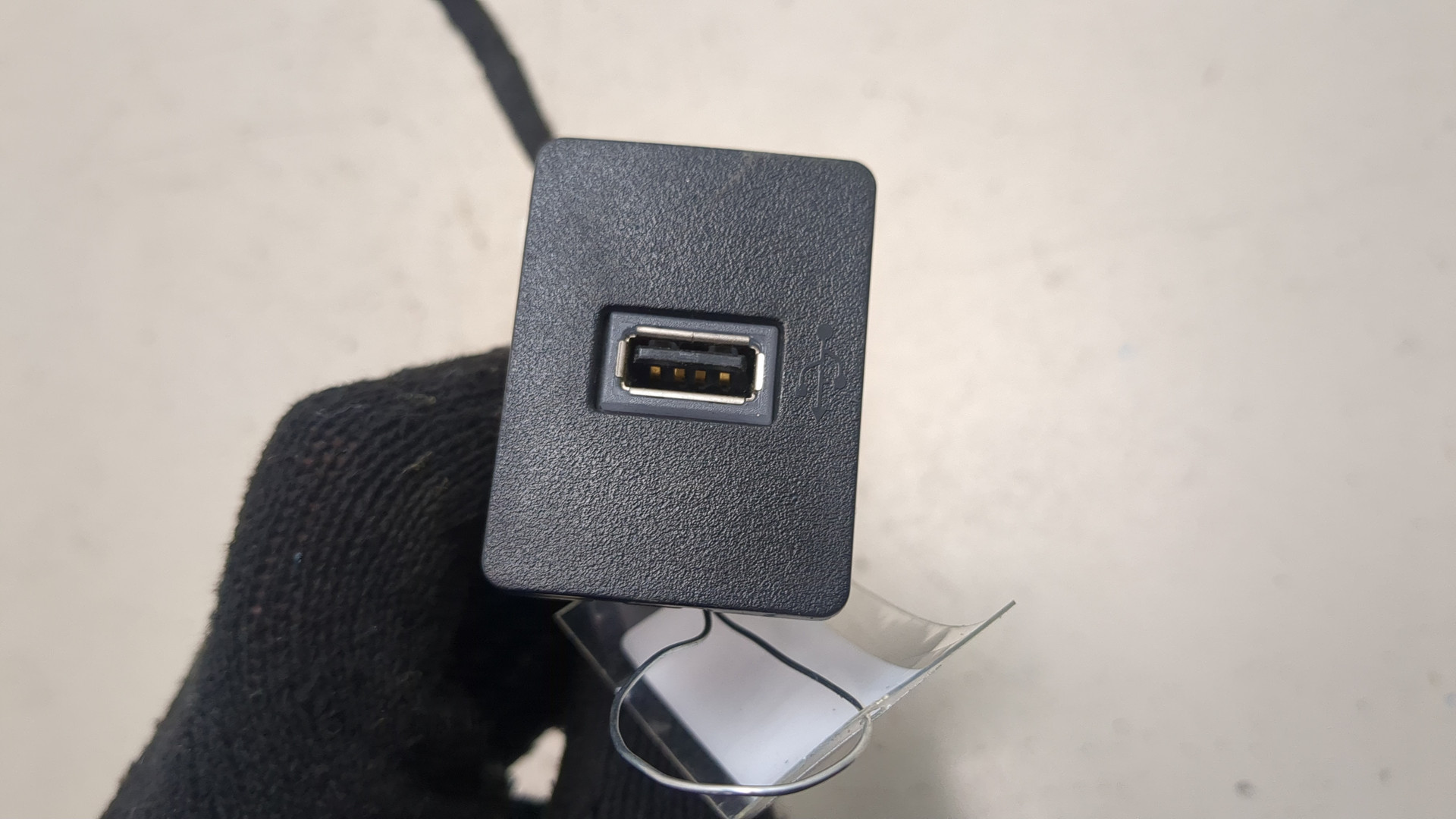 Гнездо AUX / USB IN
