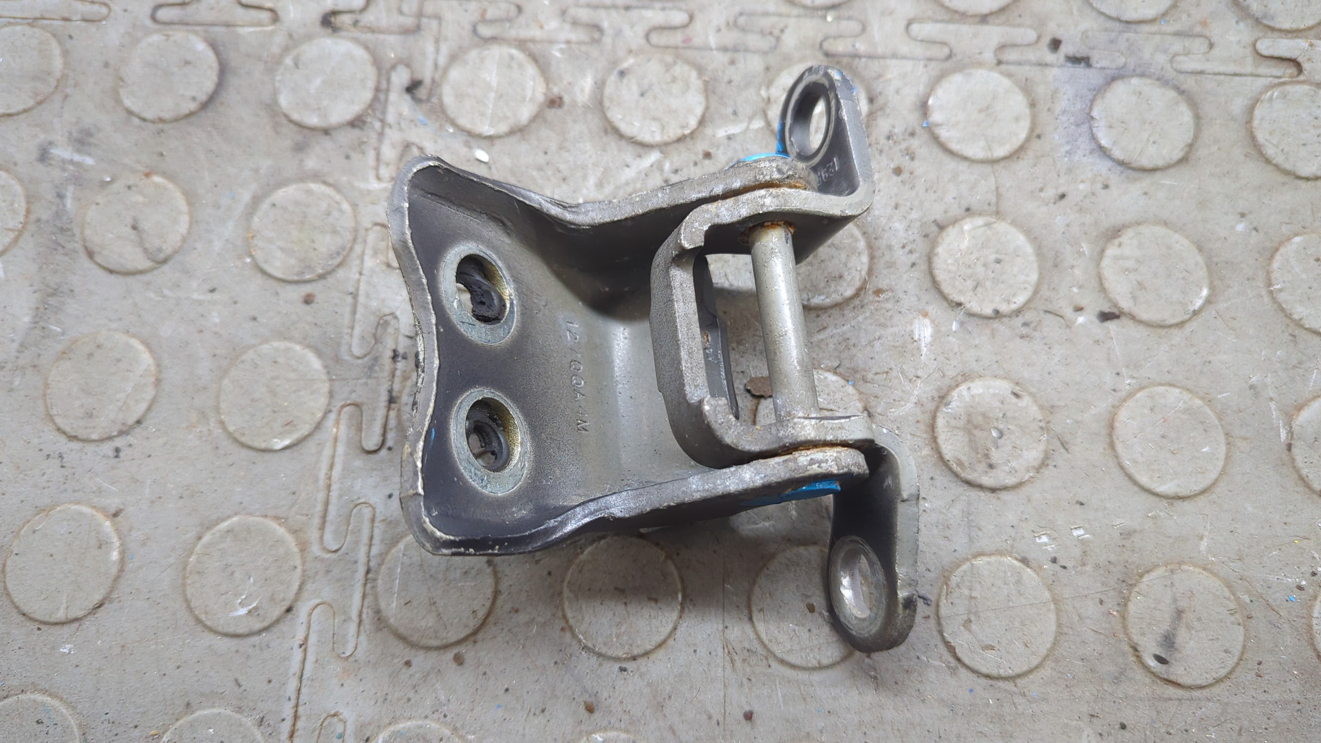 Петля двери