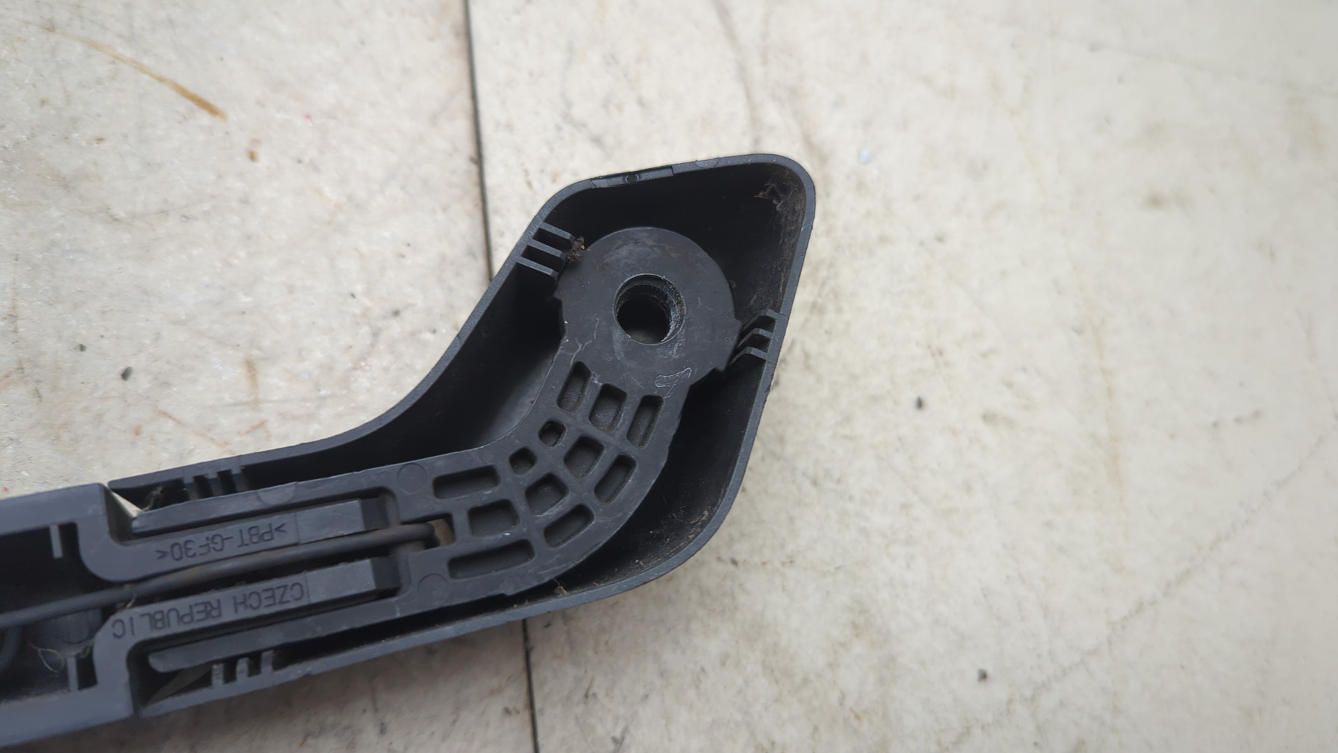 Поводок стеклоочистителя заднего