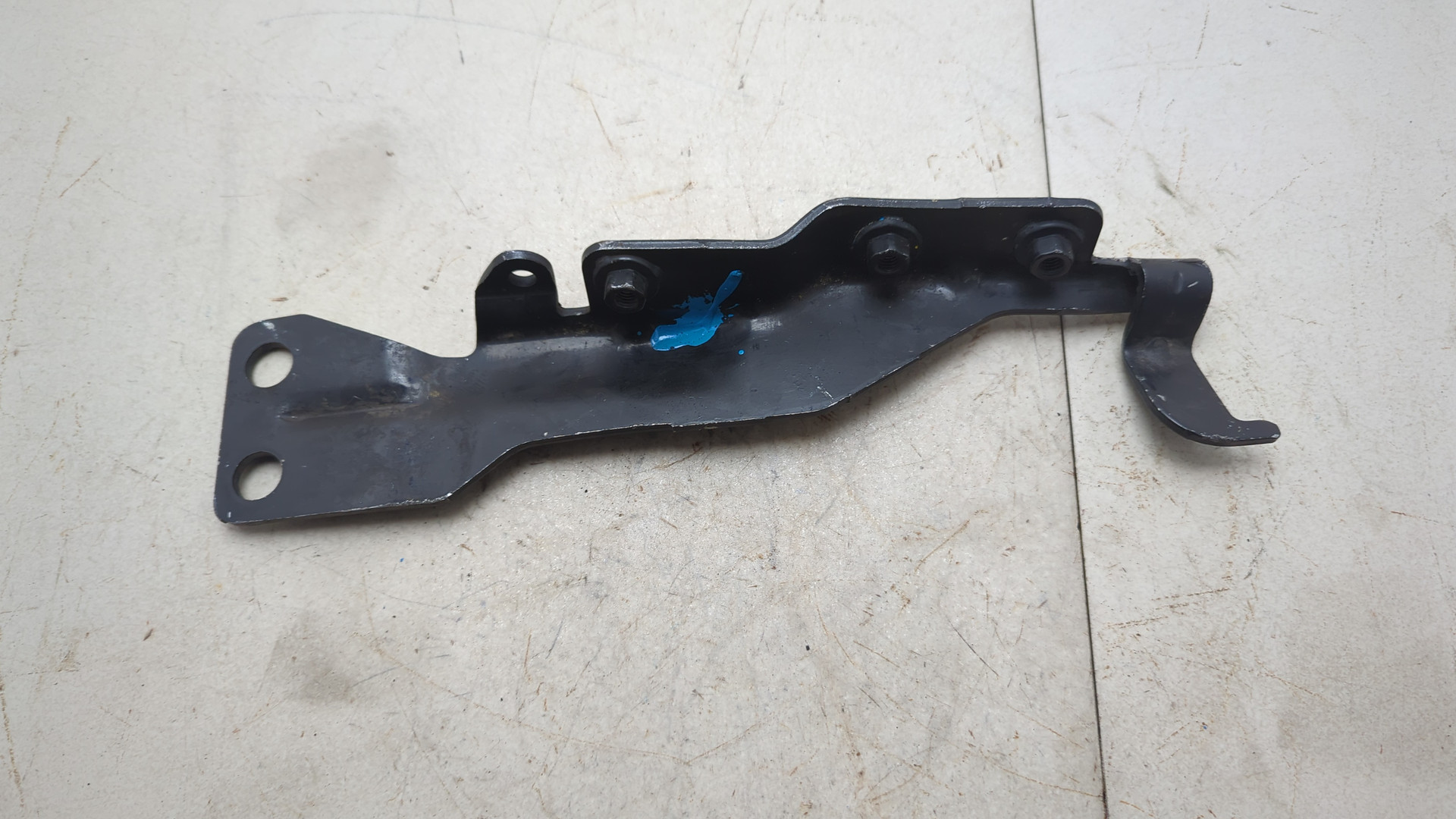 Петля капота правая