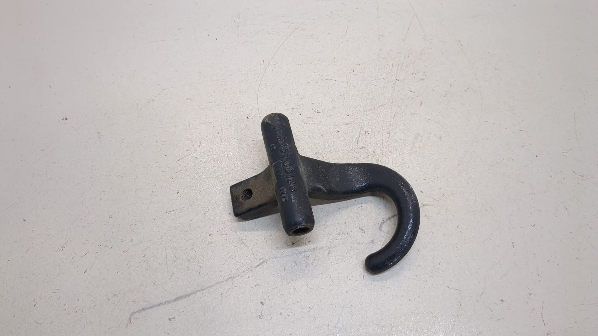 Крюк буксировочный