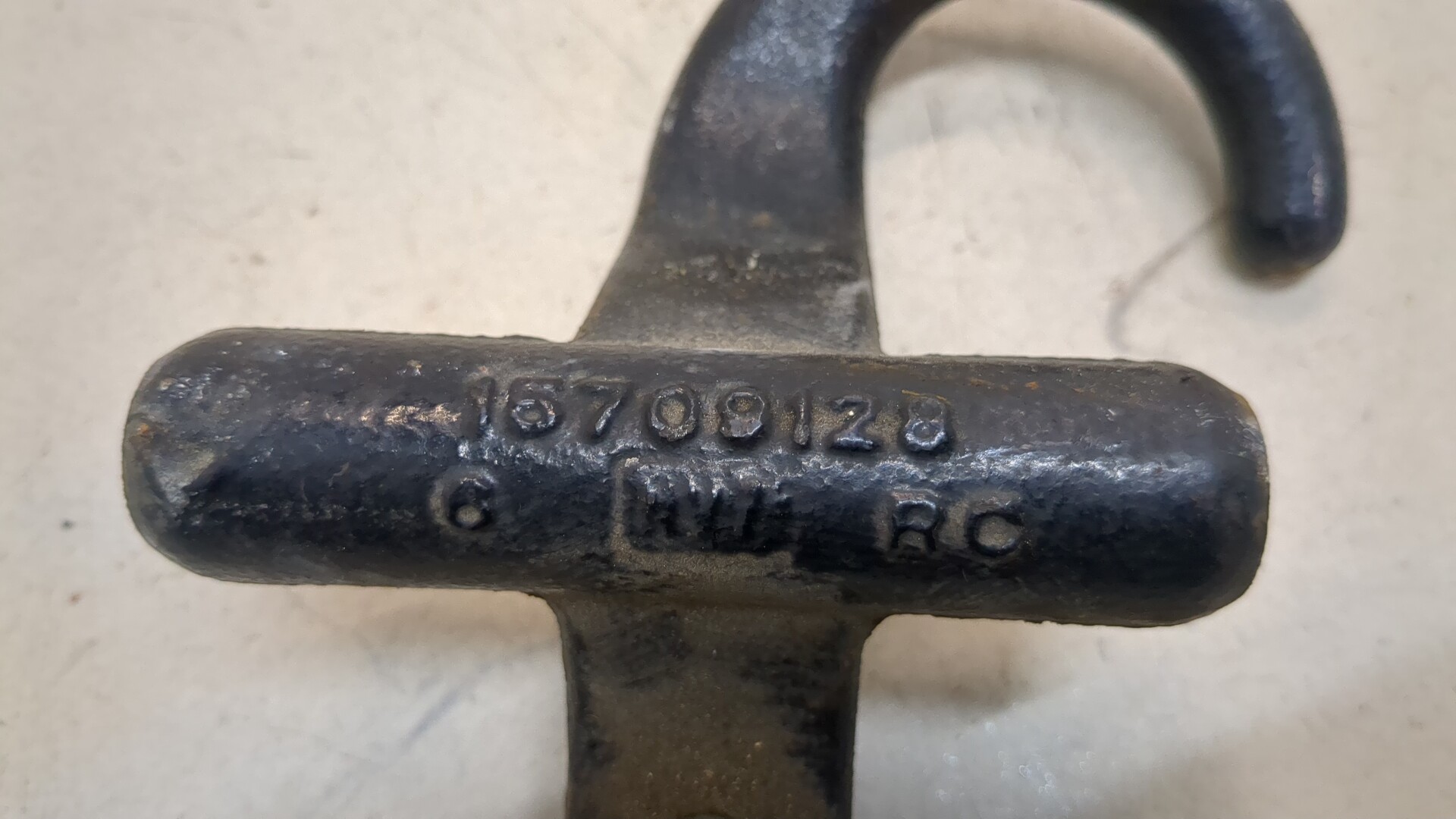 Крюк буксировочный