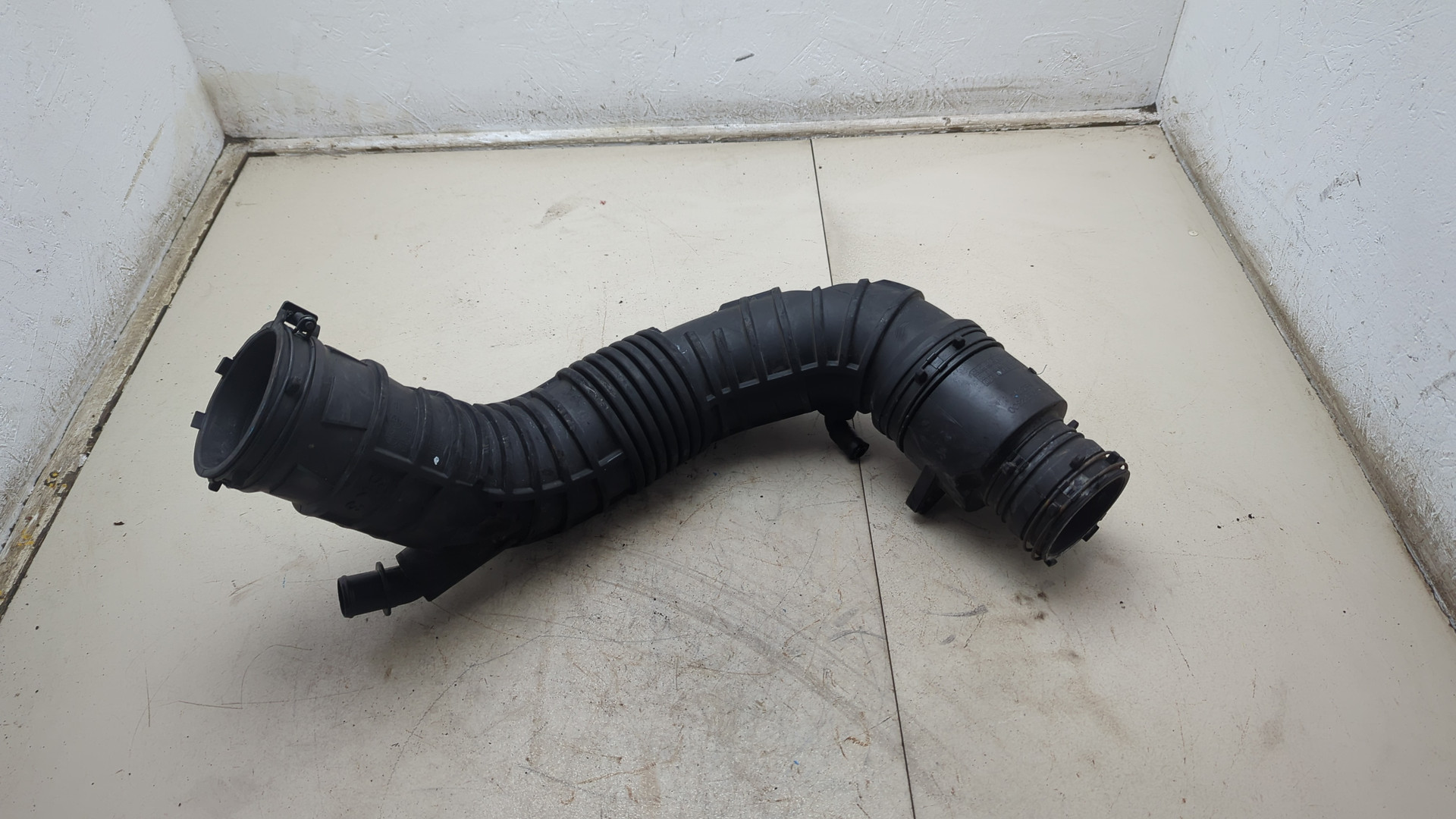 Патрубок воздушного фильтра