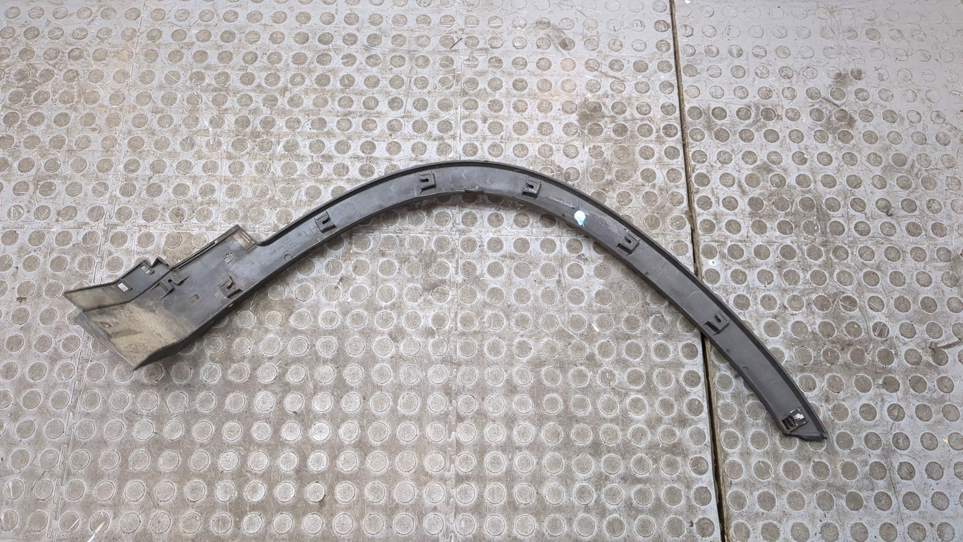 Накладка переднего крыла левого