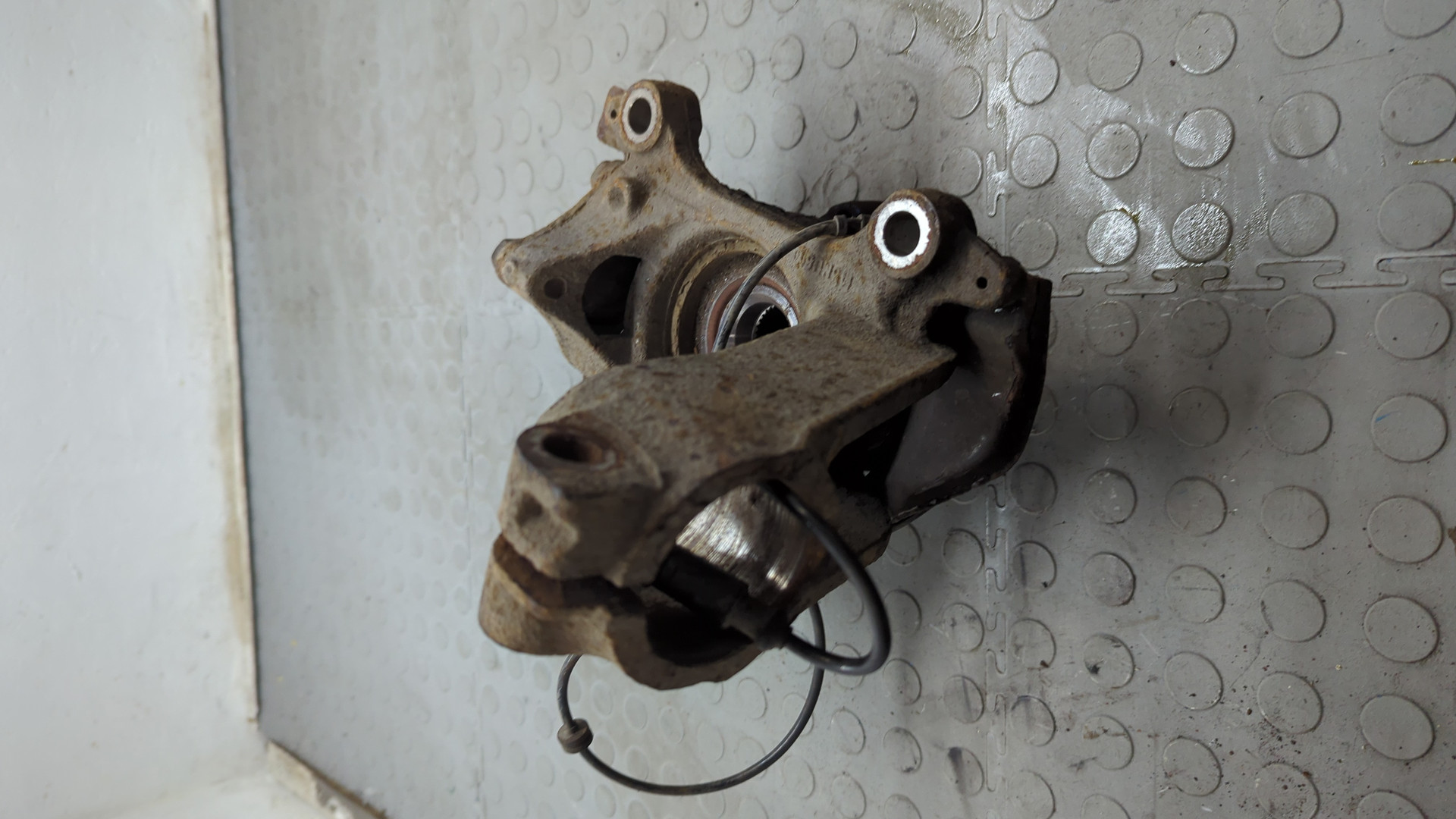 Кулак поворотный передний правый