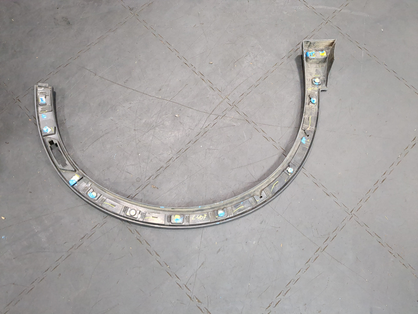 Накладка переднего крыла левого