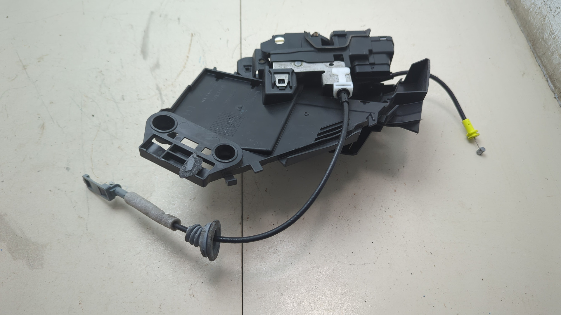 Замок двери задней левой